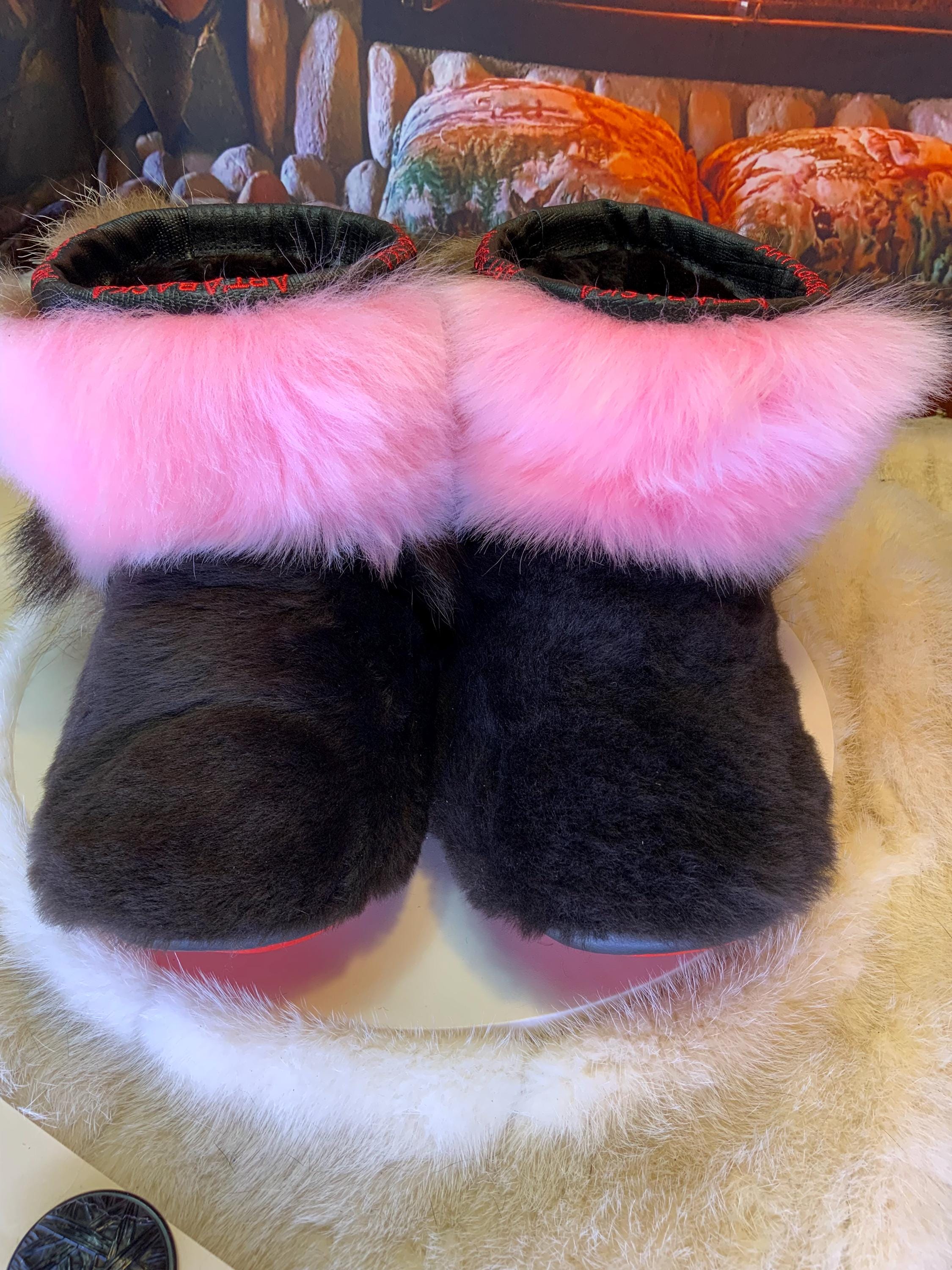Mocassins d’intérieur Yvonne – 8 femme – édition toute fourrure en mouton brun, mouton rose & raton recyclés, semelle rouge, faits à la main au Québec ✨🌸❤️