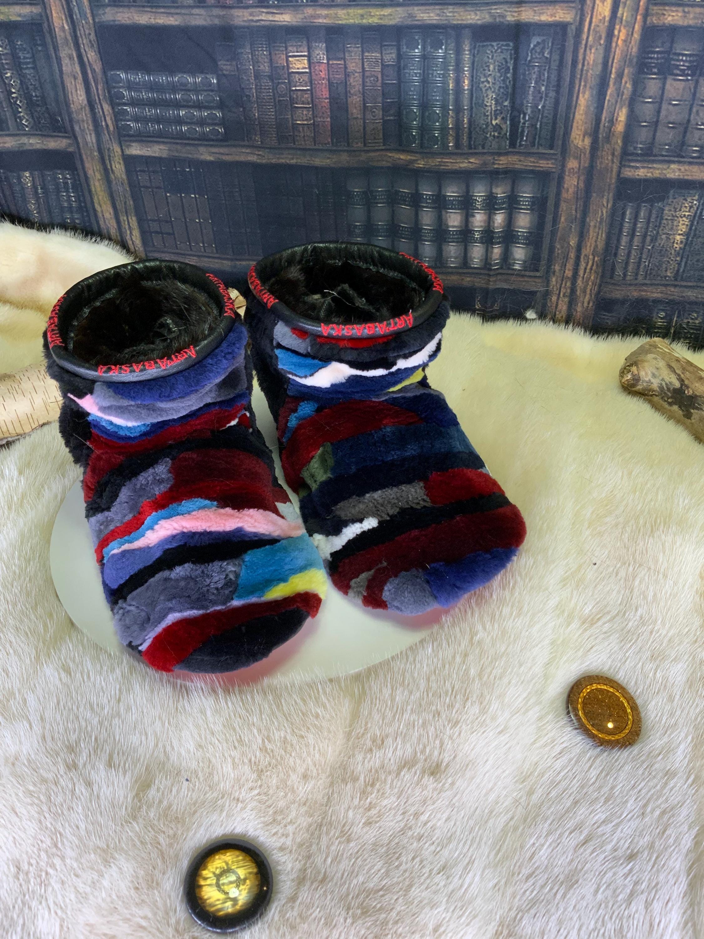 Mocassins d’intérieur Suzanne pour femme 7 en renard rasé teint cousu en lanières et castor rasé recyclé – faits à la main au Québec, chauds, respirants, confort de luxe, pièce unique Art’Abaska 💕