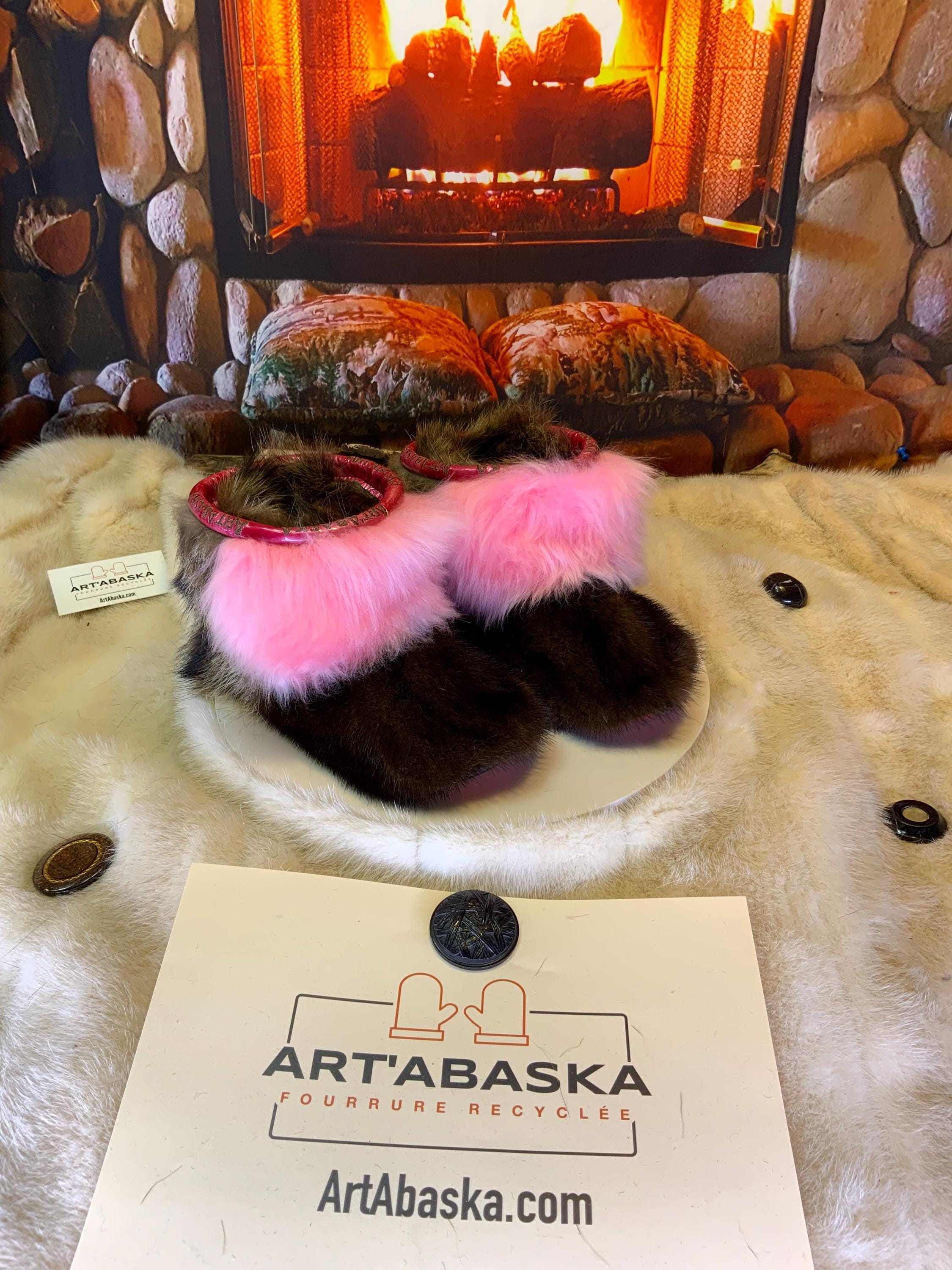 Mocassins d’intérieur Aline – 5 femme – semelle rouge brodée blanc ArtAbaska, édition toute fourrure unique avec touche féminine rose ✨💗❤️