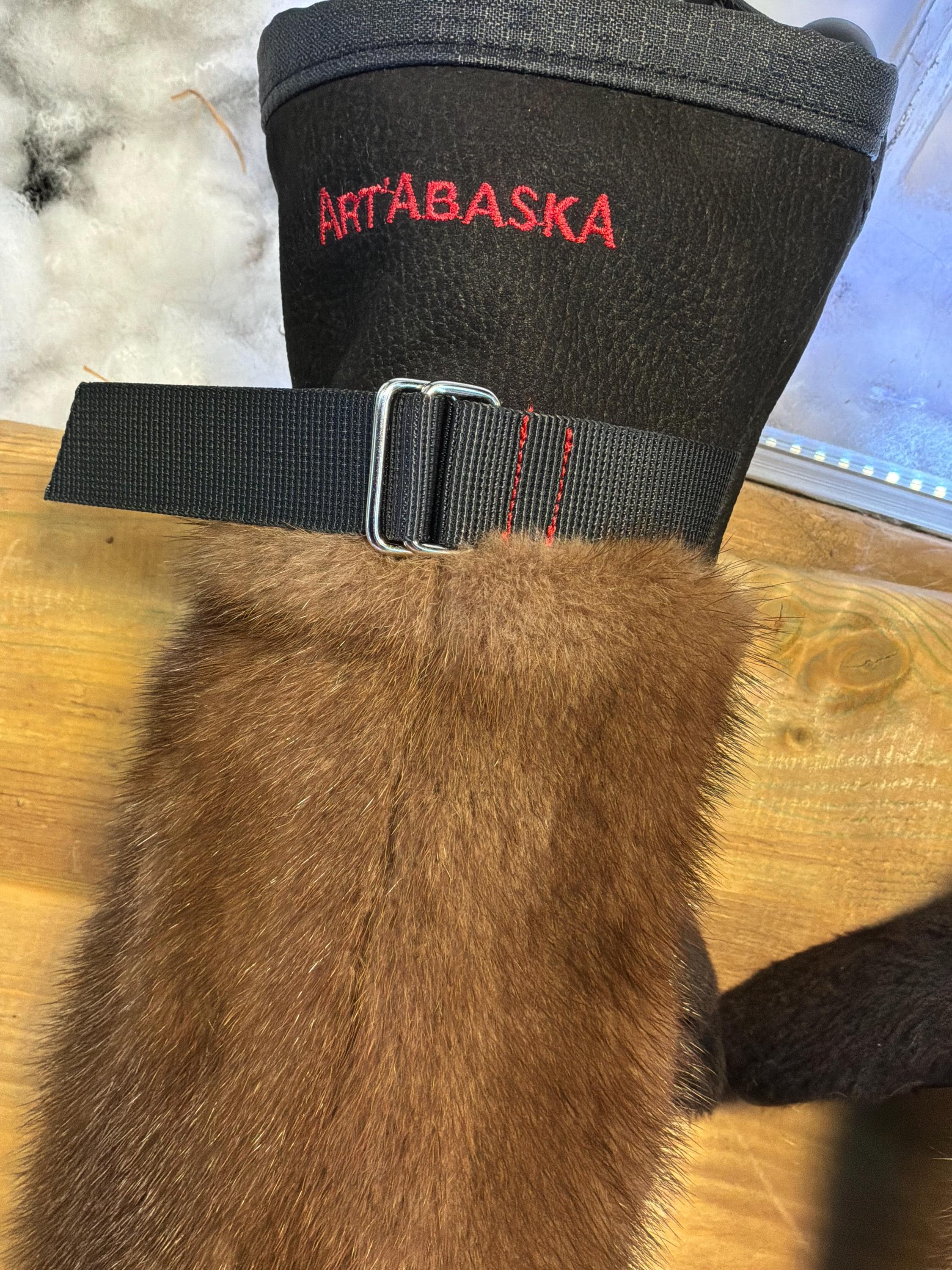 Mitaines Carmen Medium tout vison brun foncé recyclé & pouce mouton frisé brun, cuir italien noir, pièce unique faite à la main Québec