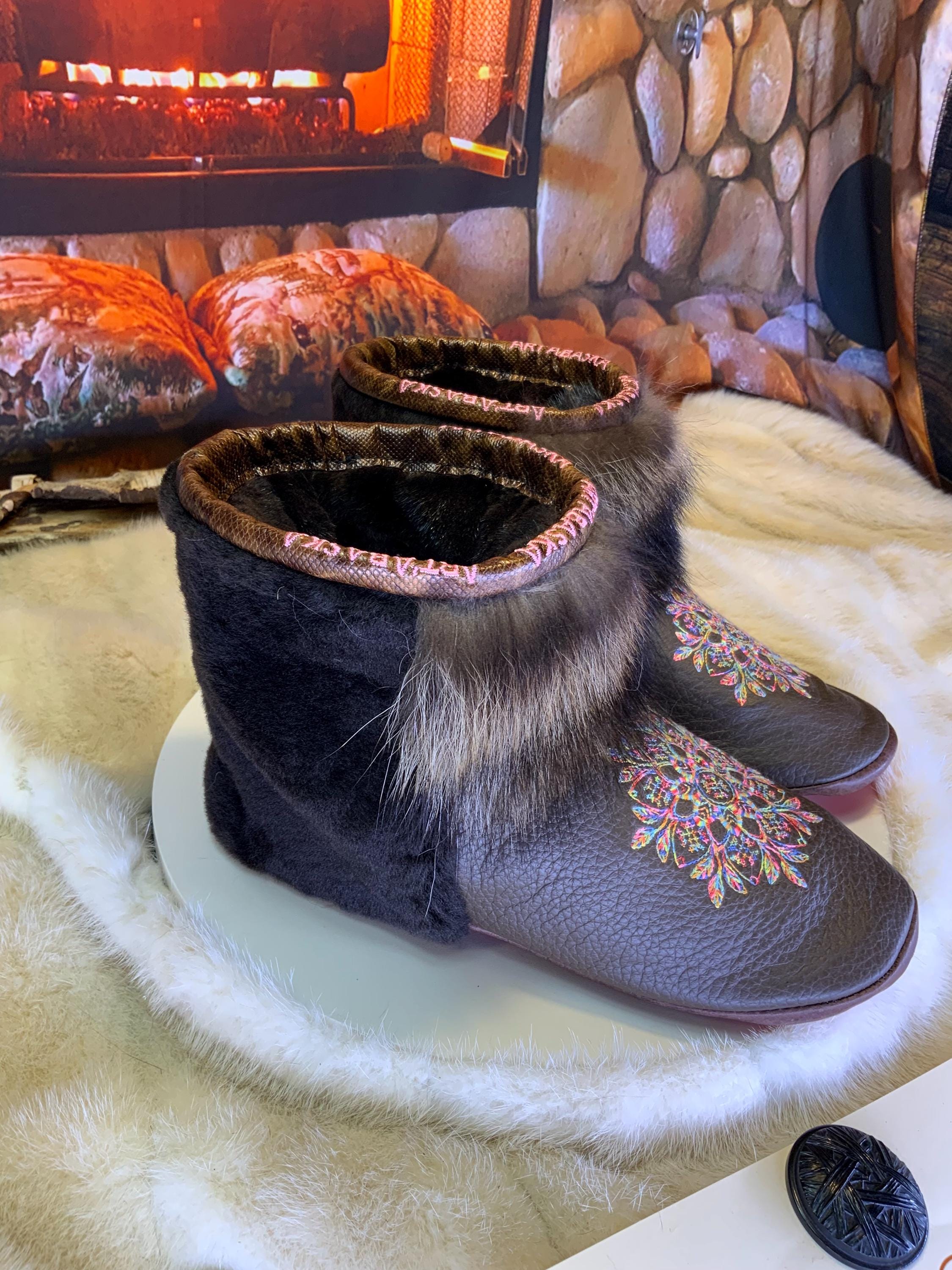 Mocassins d’intérieur Sylvianne – 8 femme – cuir brun chocolat brodé mandala multicolore, fourrure recyclée & semelle rouge, pièce unique faite à la main au Québec ✨🤎