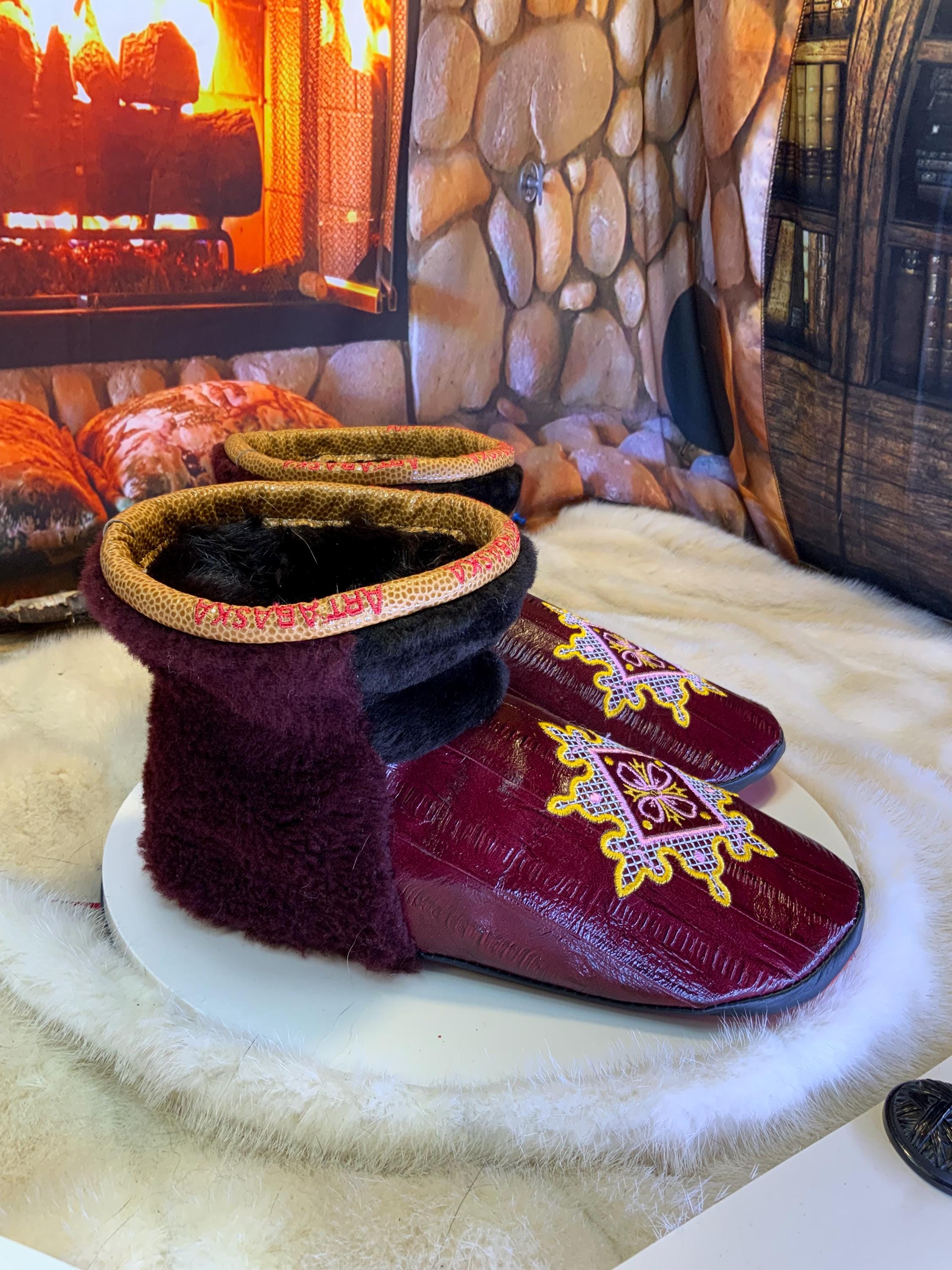 Mocassins d’intérieur Lorraine – 8 femme – cuir d’anguille brodé mandala, fourrure recyclée & semelle rouge, pièce unique faite à la main au Québec ✨🌸❤️