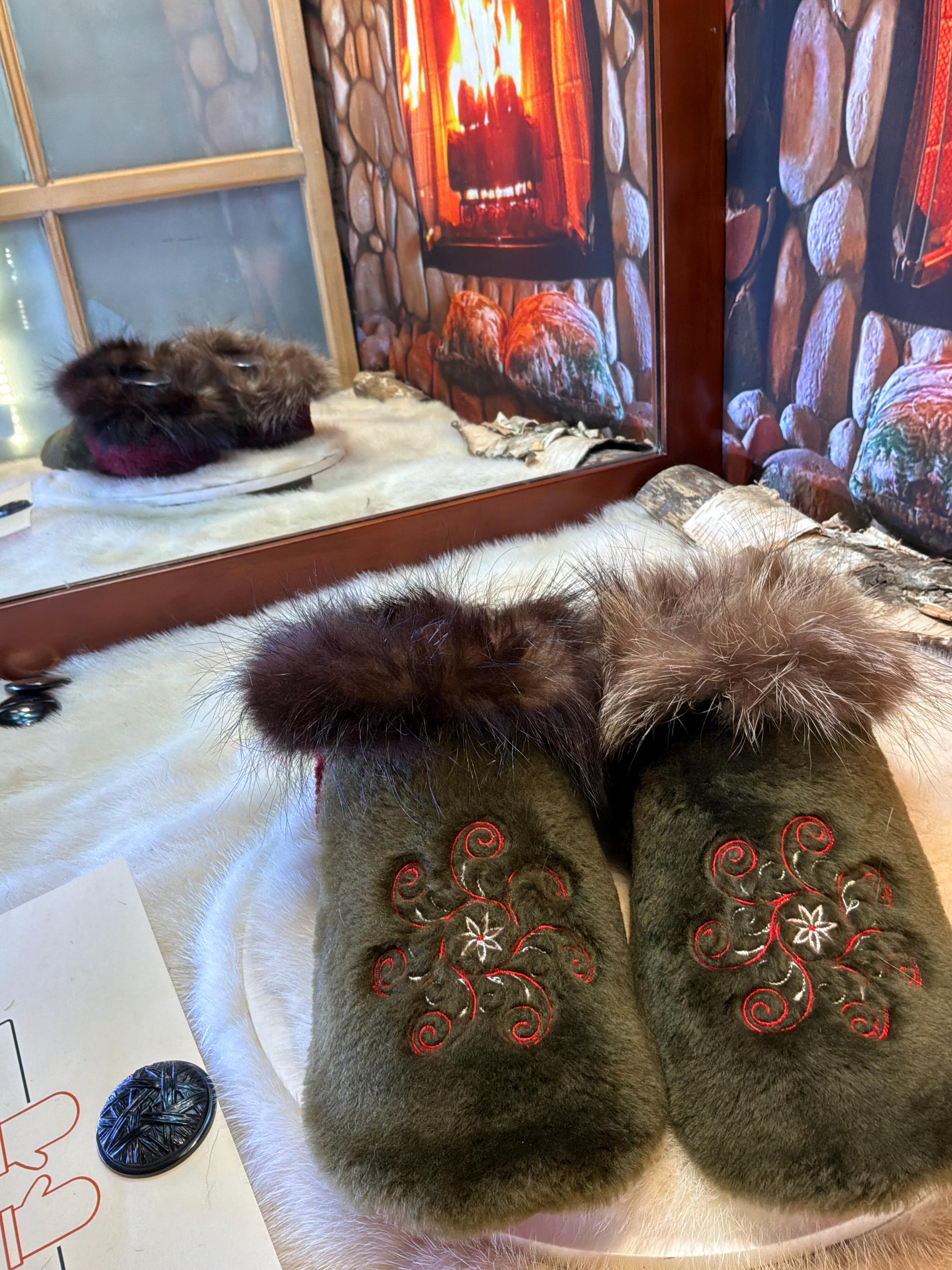 Slipper Noëlline pointure 8 femme – Sherling italien & cuir recyclé, pièce unique faite à la main au Québec Édition Brodée