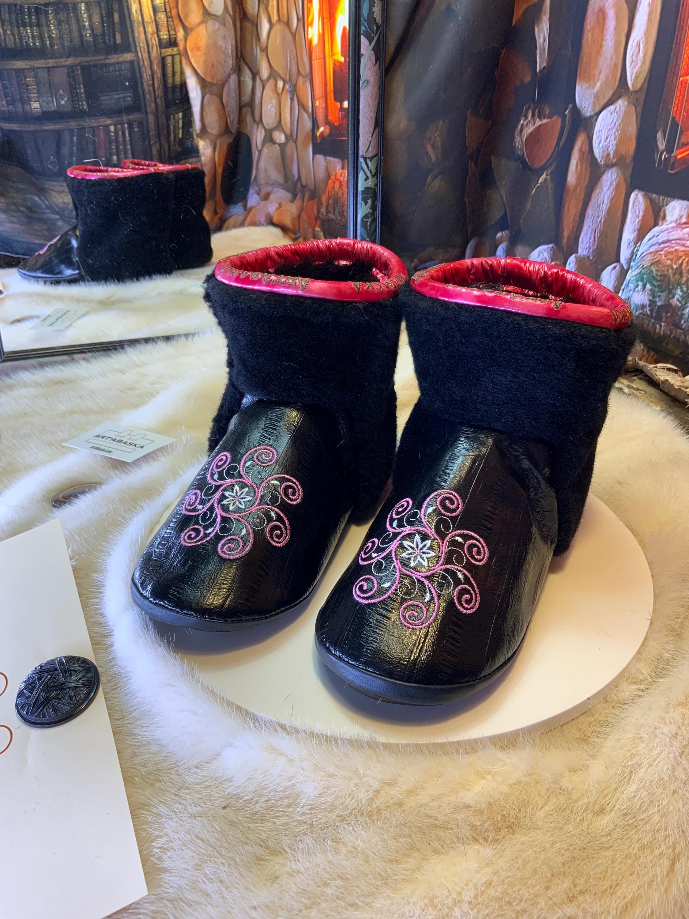 Mocassins d’intérieur Hélène – 8 femme – cuir d’anguille noir brodé mandala rose-blanc, fourrure recyclée & semelle noire, faits à la main au Québec ✨🌸