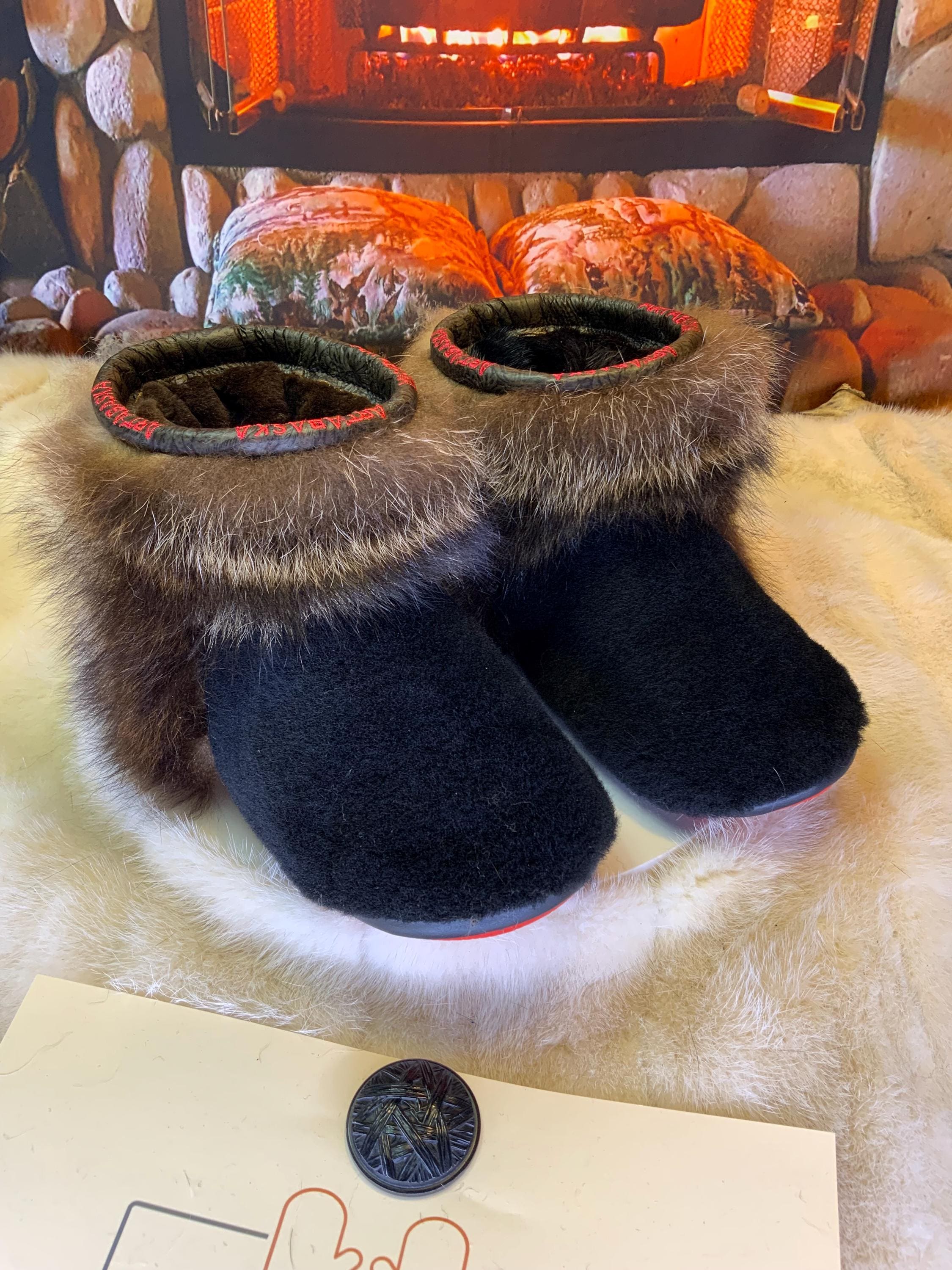 Mocassins d’intérieur Claudine – 8 femme – édition toute fourrure en mouton noir & raton recyclé, semelle rouge, faits à la main au Québec ✨🖤❤️