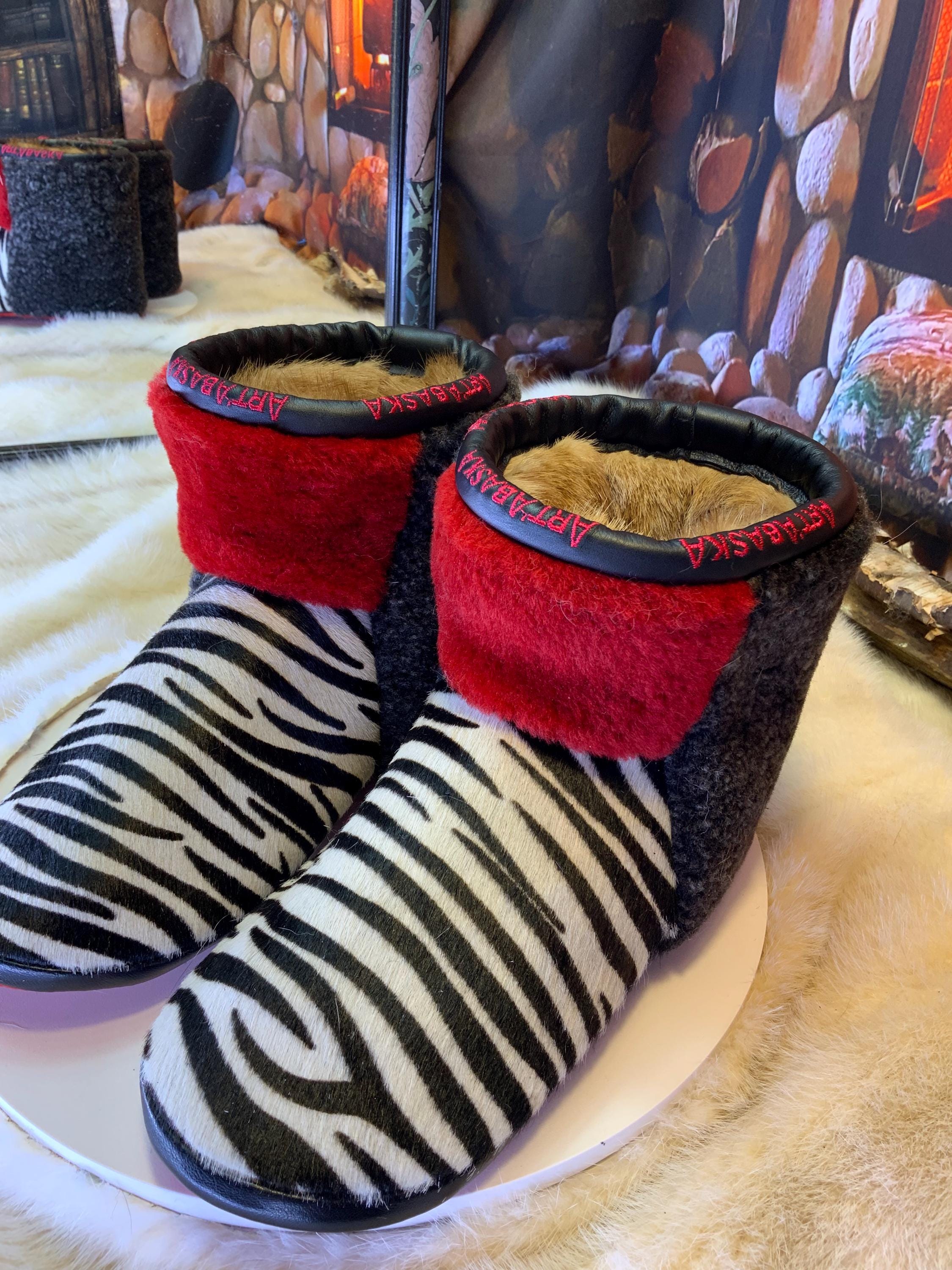 Mocassins d’intérieur Charlotte 8 femme, cuir recyclé imprimé zèbre, mouton rouge et charcoal, faits à la main au Québec 🦓❤️