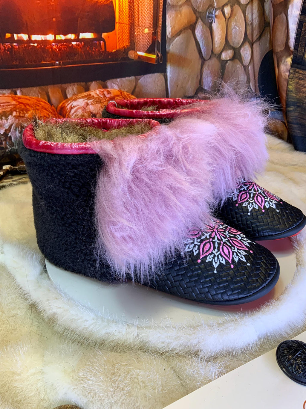 Mocassins d’intérieur Marcelle 9 femme, cuir italien chevron brodé mandala rose et blanc, faits à la main au Québec ✨🌸💕