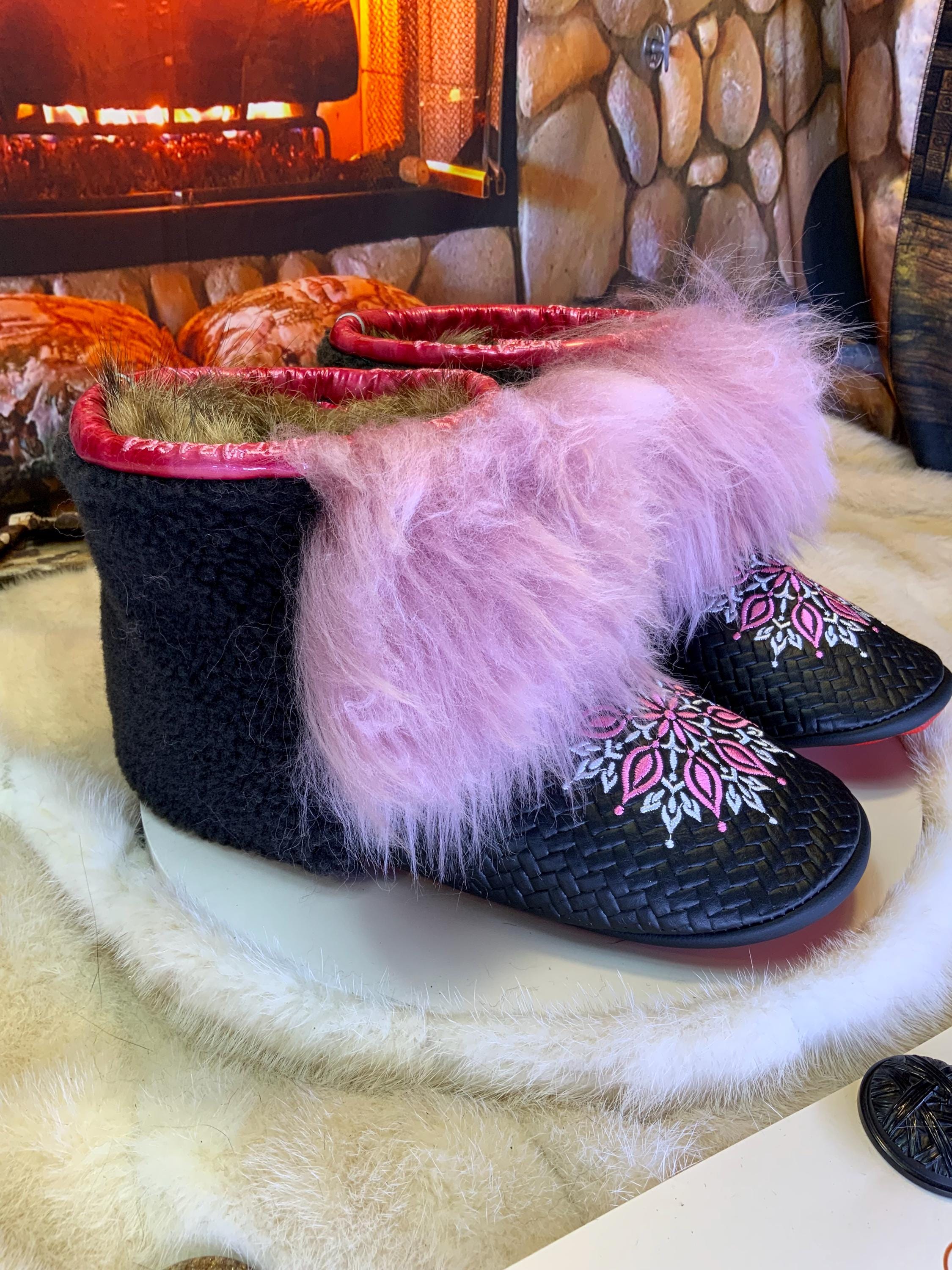 Mocassins d’intérieur Marcelle 9 femme, cuir italien chevron brodé mandala rose et blanc, faits à la main au Québec ✨🌸💕