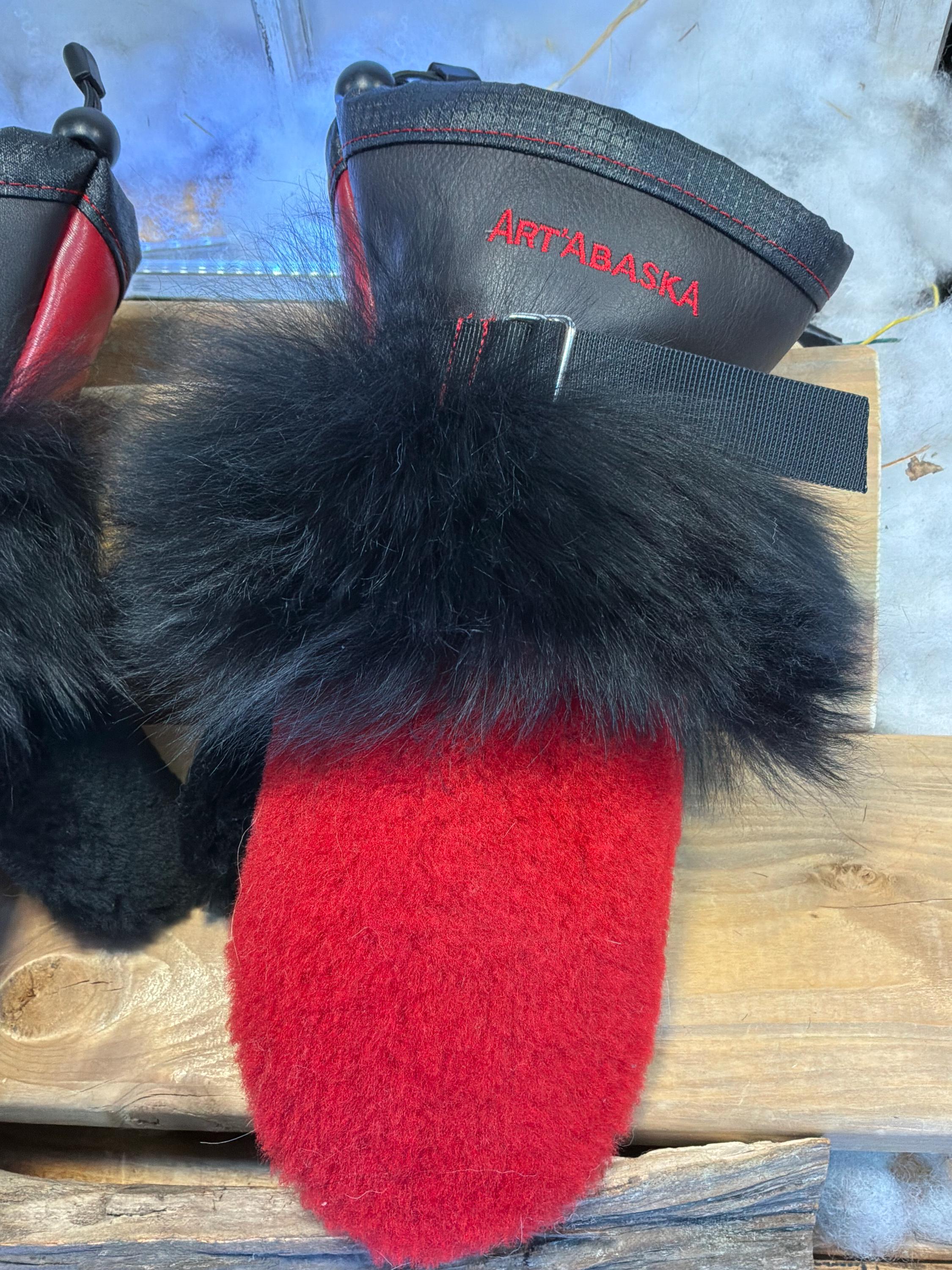 Mitaines Lorette Small mouton rasé rouge vif bande poignet noir cuir brun chocolat et rouge pompier couture rouge pièce unique Québec