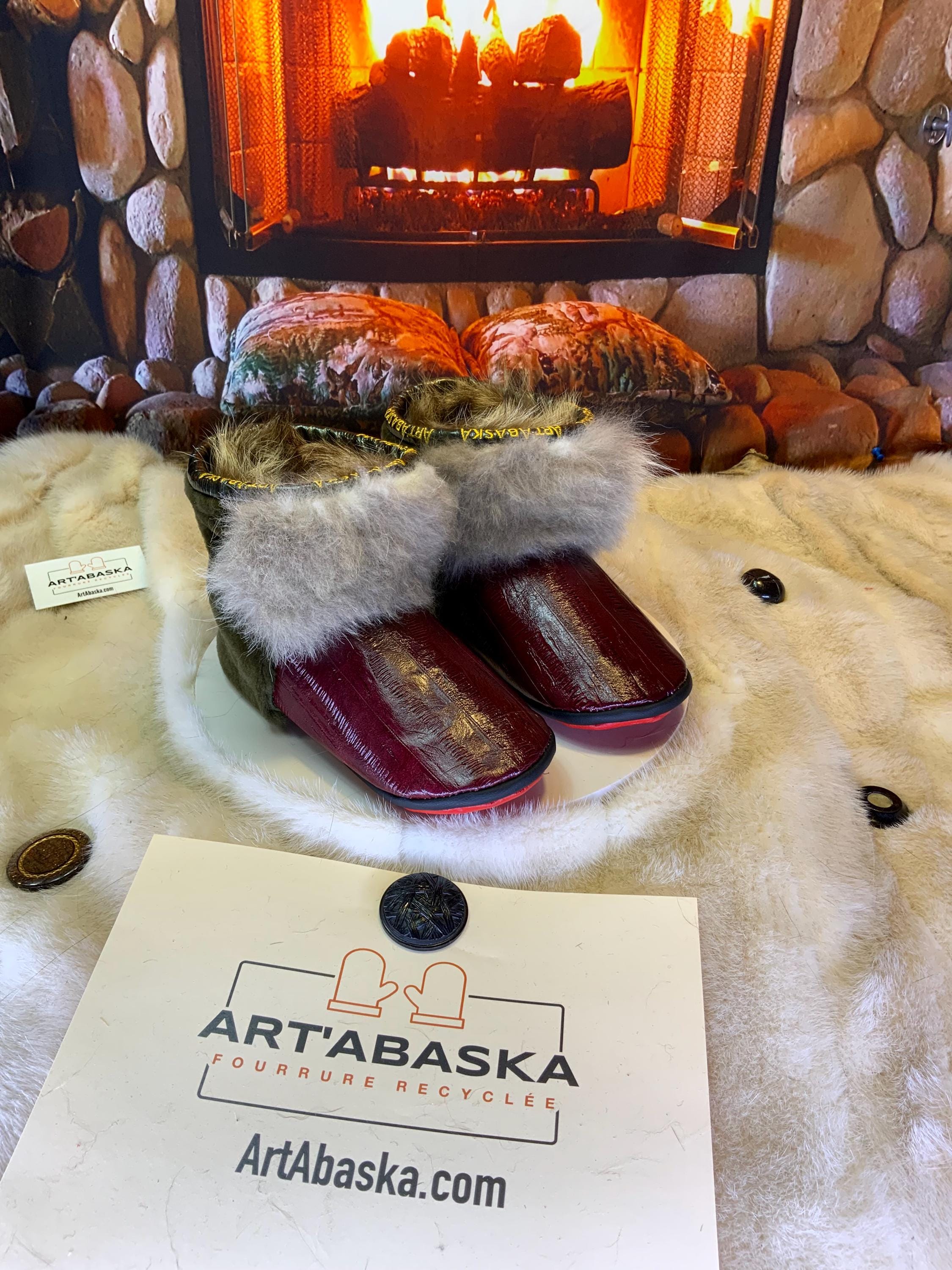 Mocassins d’intérieur Carmen – 7 femme – cuir d’anguille bourgogne & fourrures recyclées, contraste unique rouge et vert du Québec ✨❤️💚