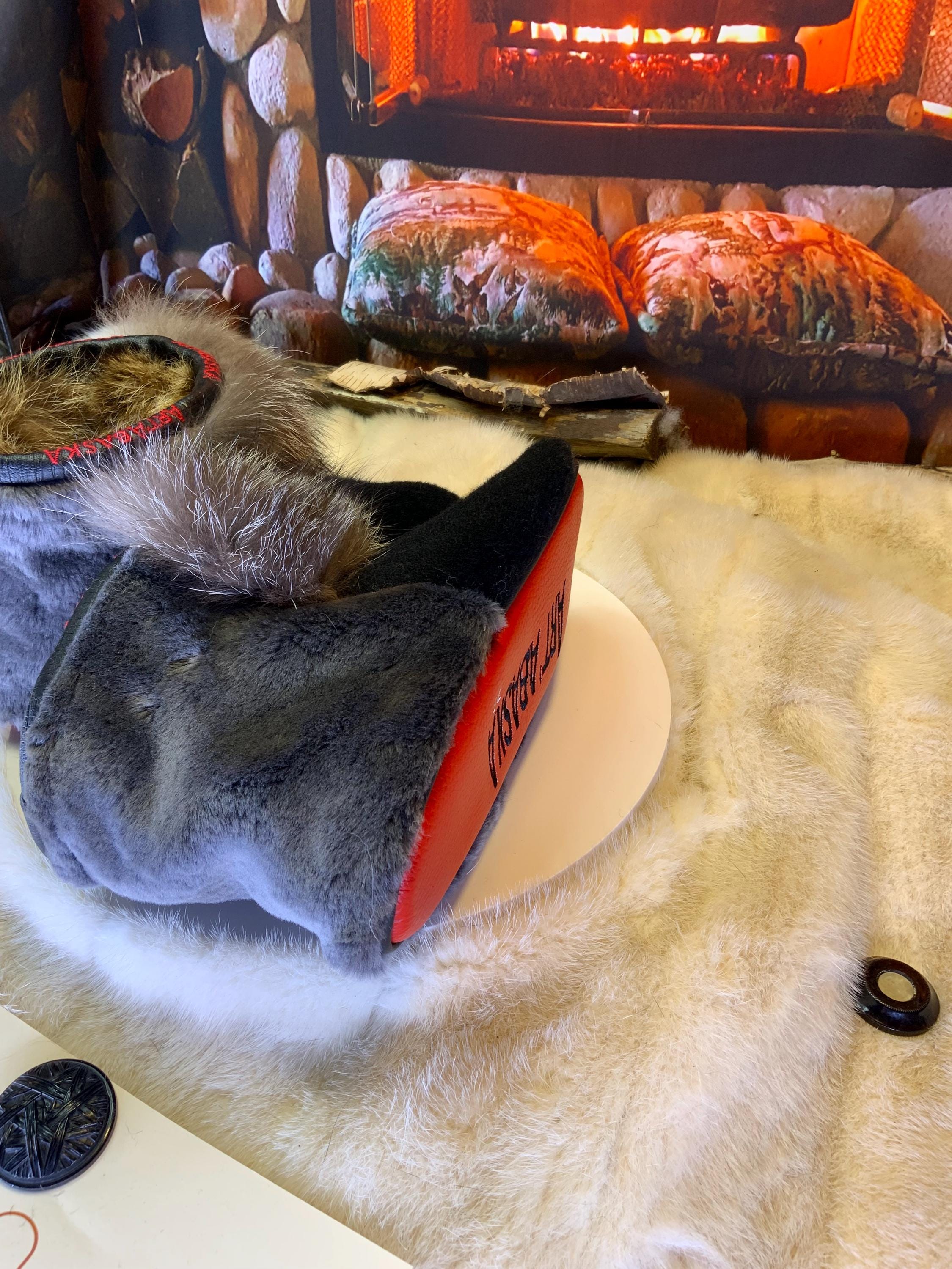 Mocassins d’intérieur Aline – 7 femme – édition toute fourrure en mouton noir, renard cristal & mouton gris recyclés, semelle rouge vif, faits à la main au Québec ✨🖤🤍❤️