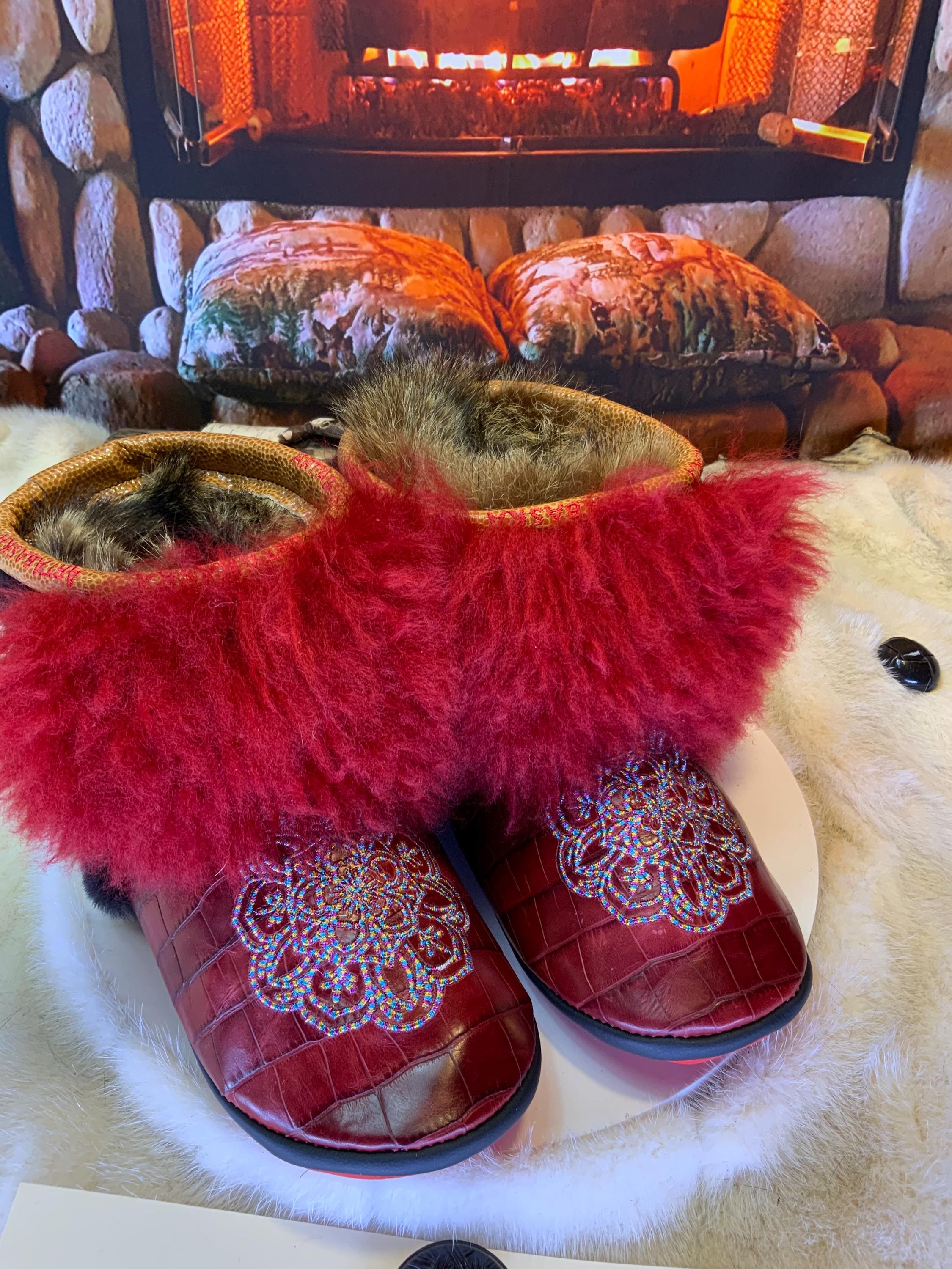 Mocassins d’intérieur Les Gemma – 9 femme – cuir crocodile bourgogne brodé mandala multicolore & mouton recyclé – Québec artisanal