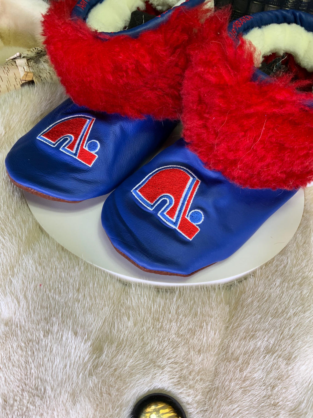 Mocassin d’intérieur homme Les Hélène – pointure 11 édition spéciale Nordiques de Québec – cuir & fourrure recyclés – fait à la main Québec