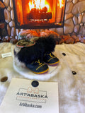 Mocassins d’intérieur Marceline – 8 femme – cuir italien noir brodé logo Yellowstone & touffe de mouton noire, faits à la main au Québec, pièce unique Art’Abaska ✨