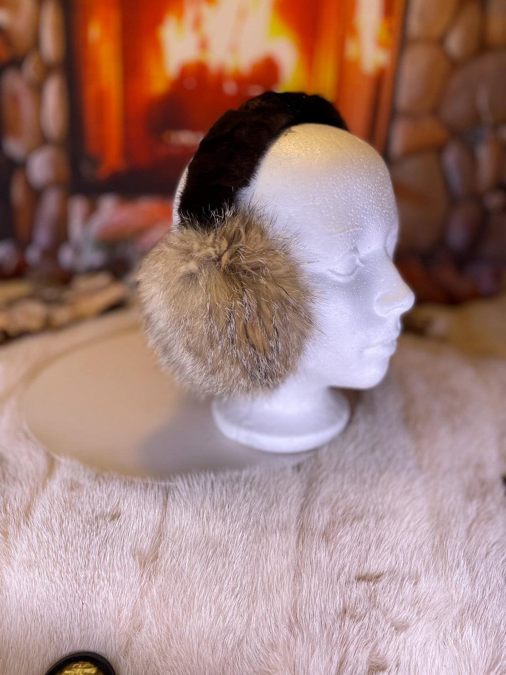 Cache-Oreilles tout en fourrure recyclée édition Coyote naturel recyclé et vison rasé sur la tête  Les Lise-Anne