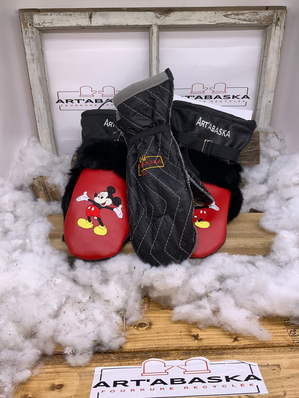 Mitaines Les Camille Édition Spéciale Mickey – Fourrure recyclée, cuir noir, broderies originales – Fait à la main Québec