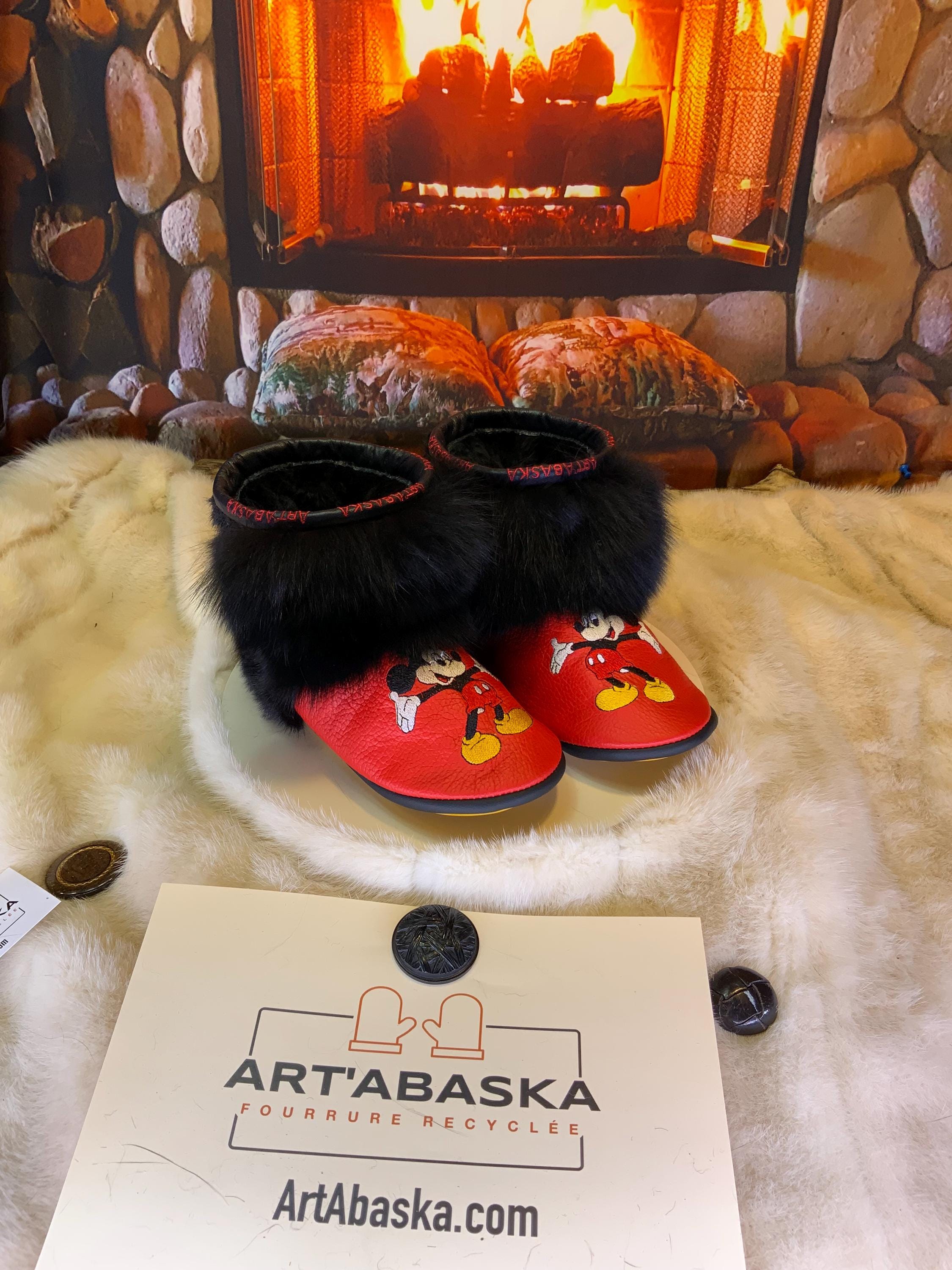 Mocassins d’intérieur Lorraine 7 femme, cuir rouge brodé Mickey Mouse, fourrure recyclée, faits à la main au Québec 🐭✨