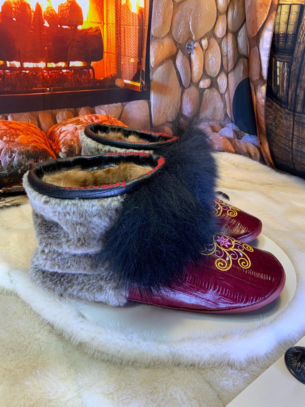 Mocassins d’intérieur Les Pierrettes – 10 femme – cuir d’anguille bourgogne brodé mandala & mouton recyclé – Québec artisanal