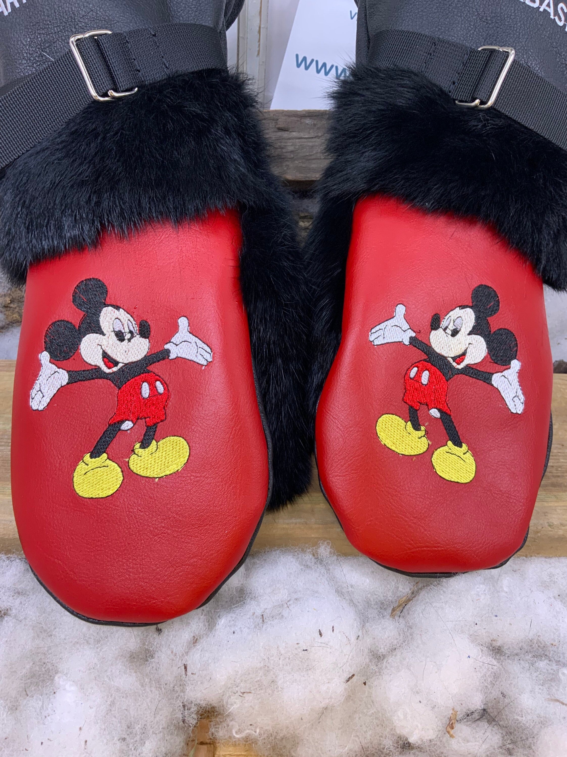 Mitaines Les Camille Édition Spéciale Mickey – Fourrure recyclée, cuir noir, broderies originales – Fait à la main Québec