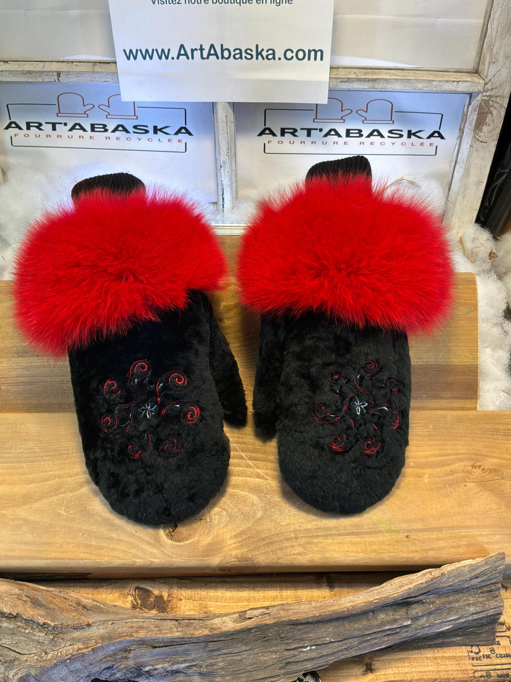 Mitaines de ville Médium Lise en fourrure recyclée – Faites à la main au Québec – Légères, élégantes, confort urbain – édition brodée