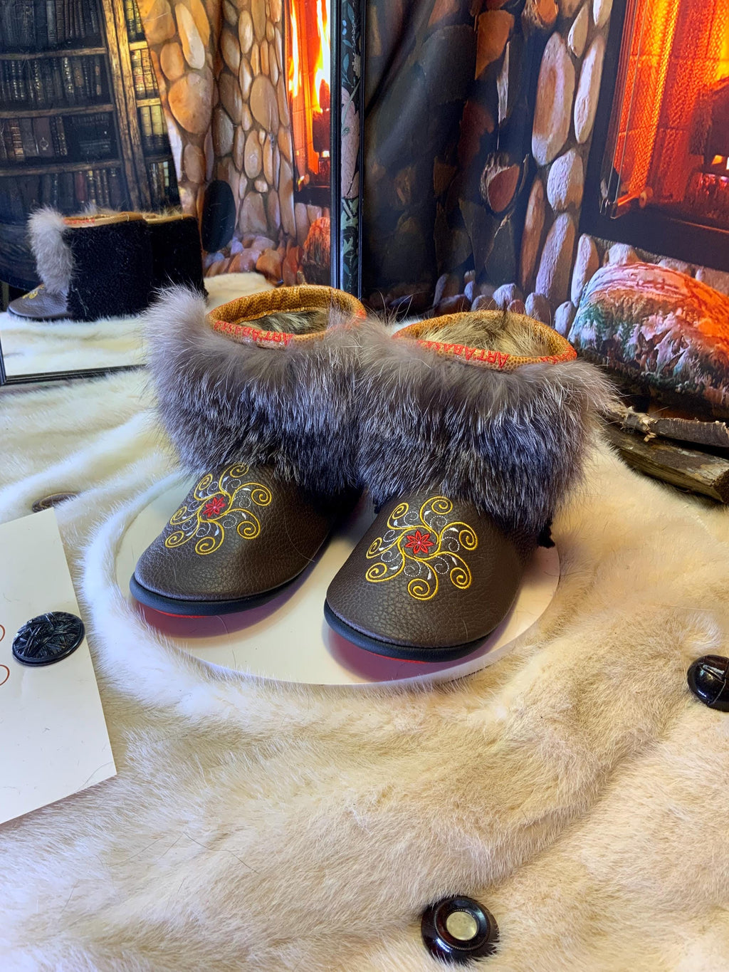 Mocassins d’intérieur Fabienne – 7 femme – cuir italien brun brodé mandala & renard cristal rare, faits à la main au Québec, pièce unique Art’Abaska ✨