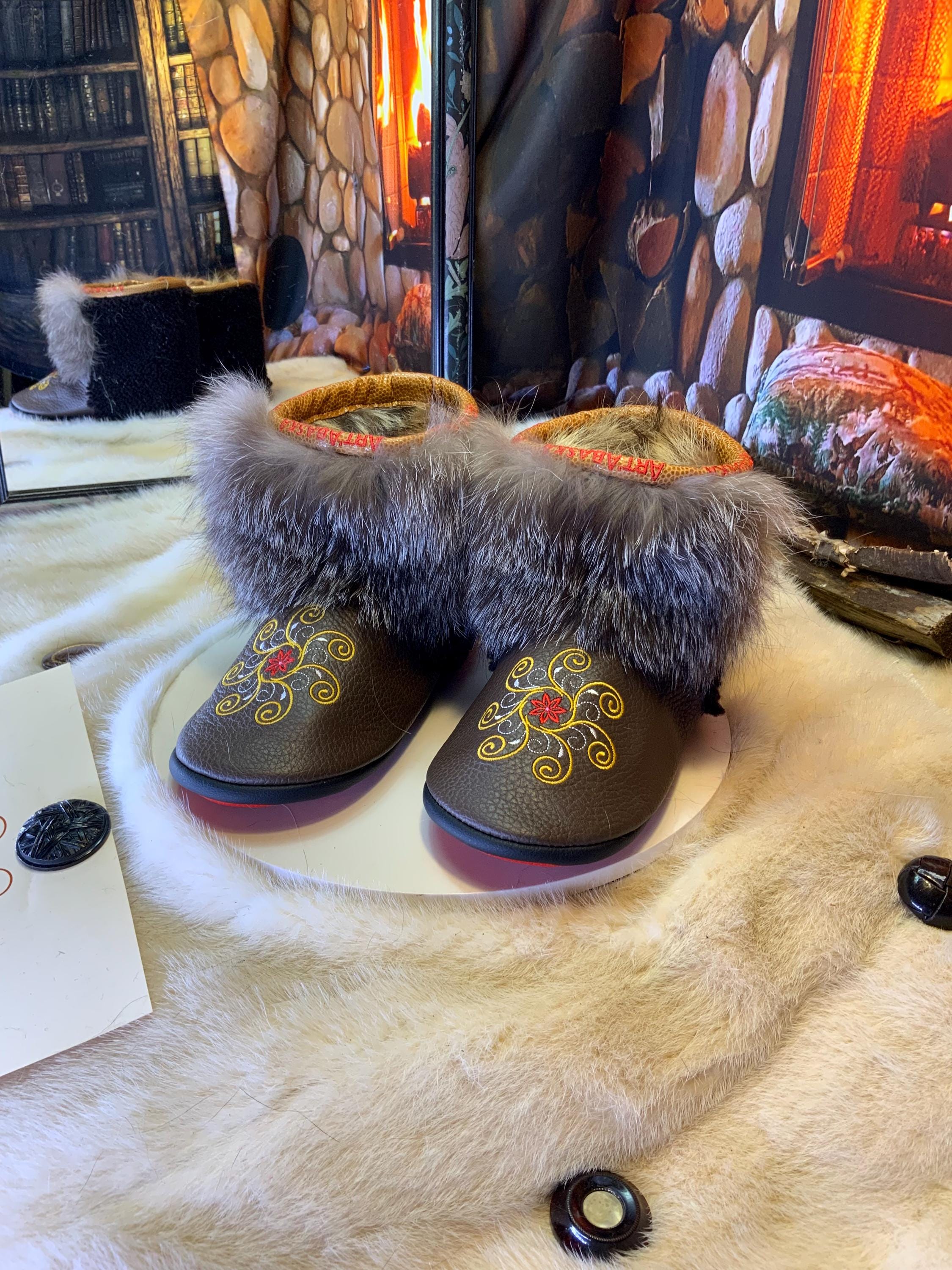 Mocassins d’intérieur Fabienne – 7 femme – cuir italien brun brodé mandala & renard cristal rare, faits à la main au Québec, pièce unique Art’Abaska ✨