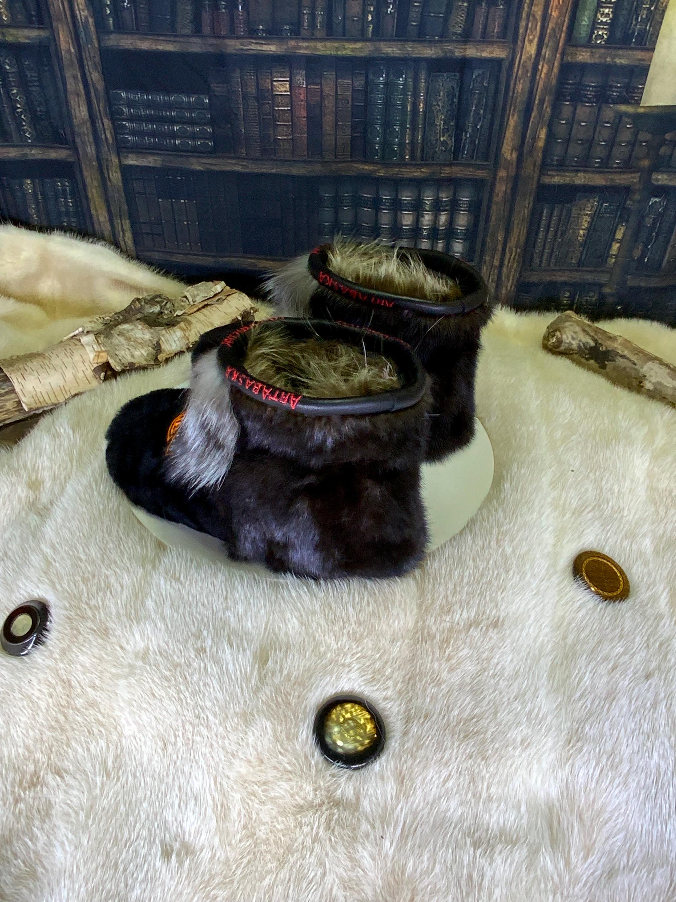 Mocassins d’intérieur Évelyne pour femme 7 en mouton rasé recyclé brodé, vison brun recyclé et renard Crystal recyclé – faits à la main au Québec, chauds, respirants, confort de luxe, pièce unique Art’Abaska 💕