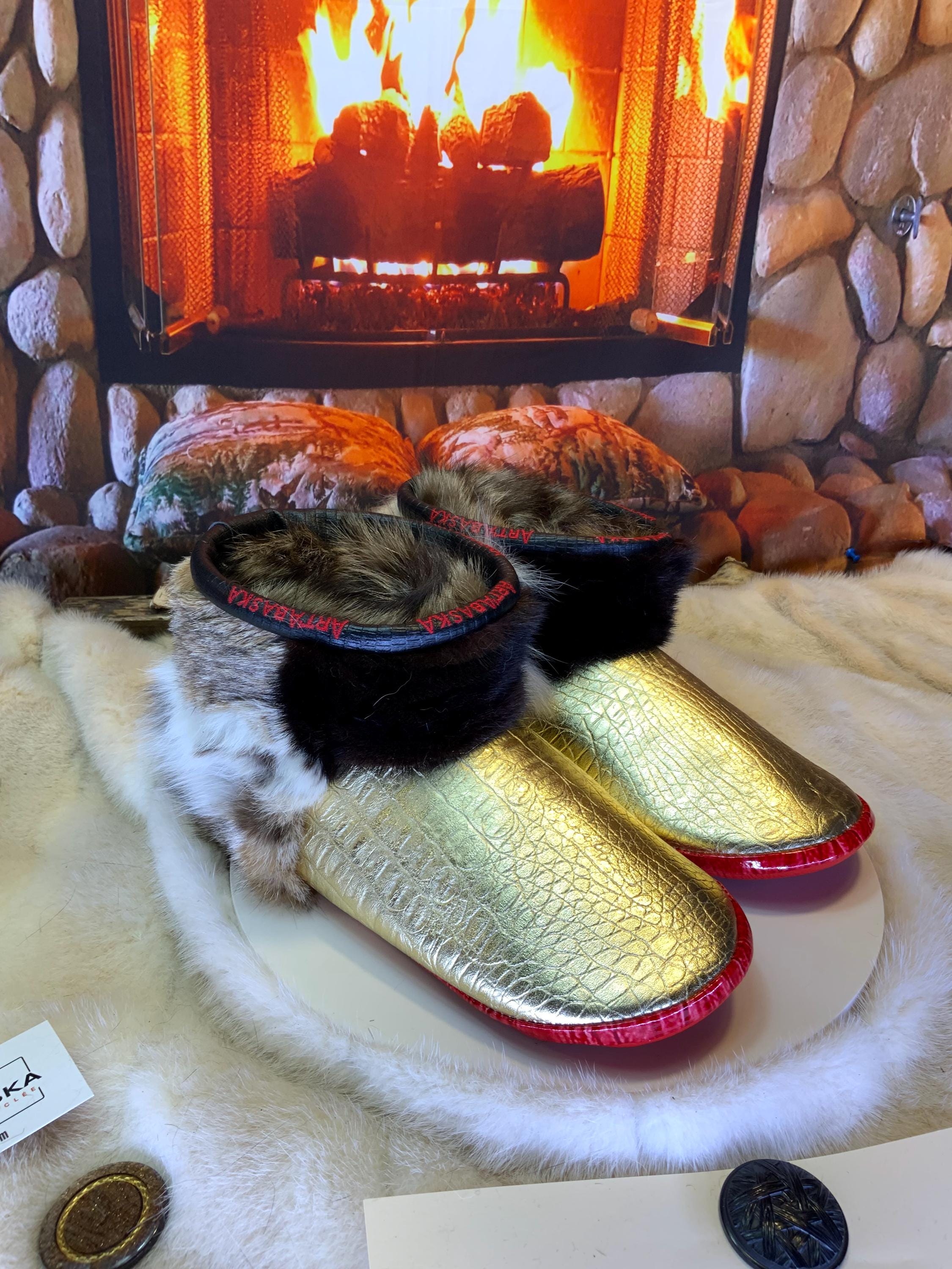 Mocassin d’intérieur homme Les Blandine – pointure 10 – cuir doré imprimé crocodile, vison & coyote recyclés – fait à la main au Québec