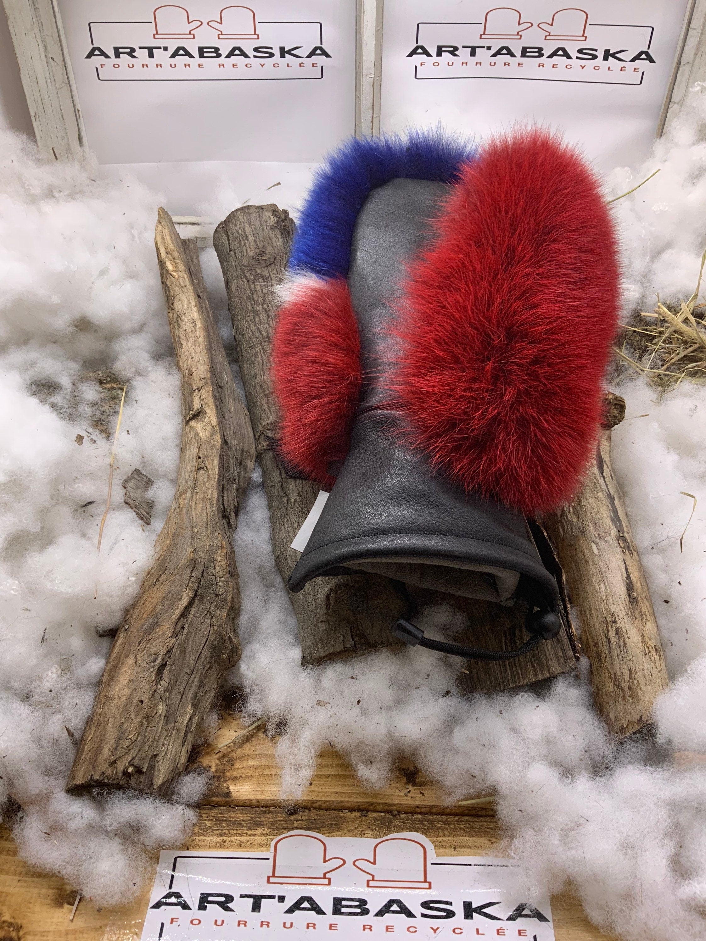 Mitaines Marie-Danielle – Medium, édition spéciale renard recyclé bleu blanc rouge, cuir noir, pièce unique faite à la main au Québec