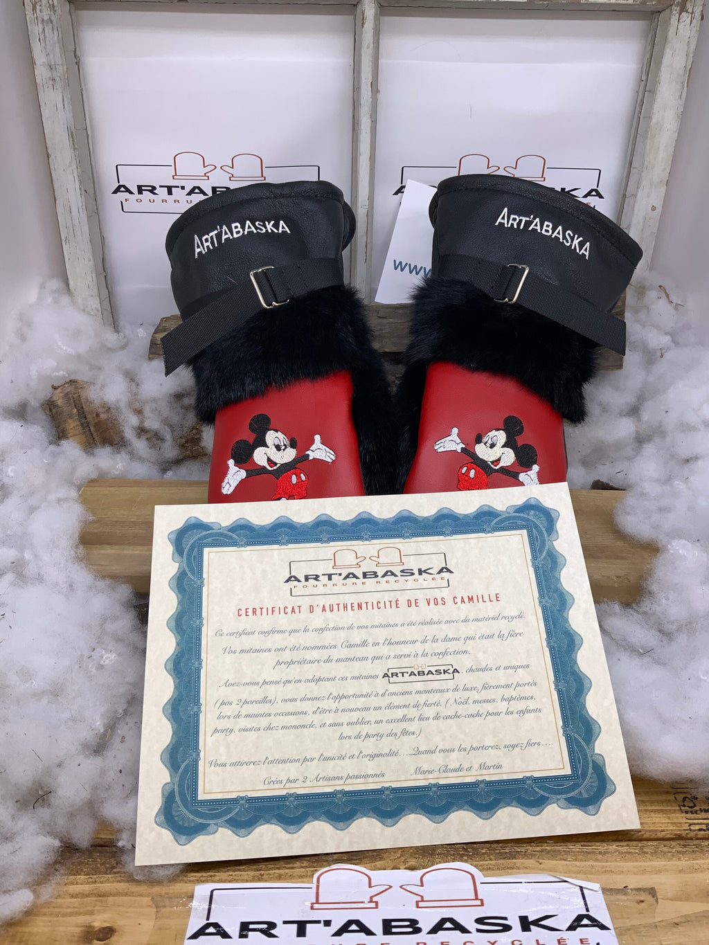 Mitaines Les Camille Édition Spéciale Mickey – Fourrure recyclée, cuir noir, broderies originales – Fait à la main Québec