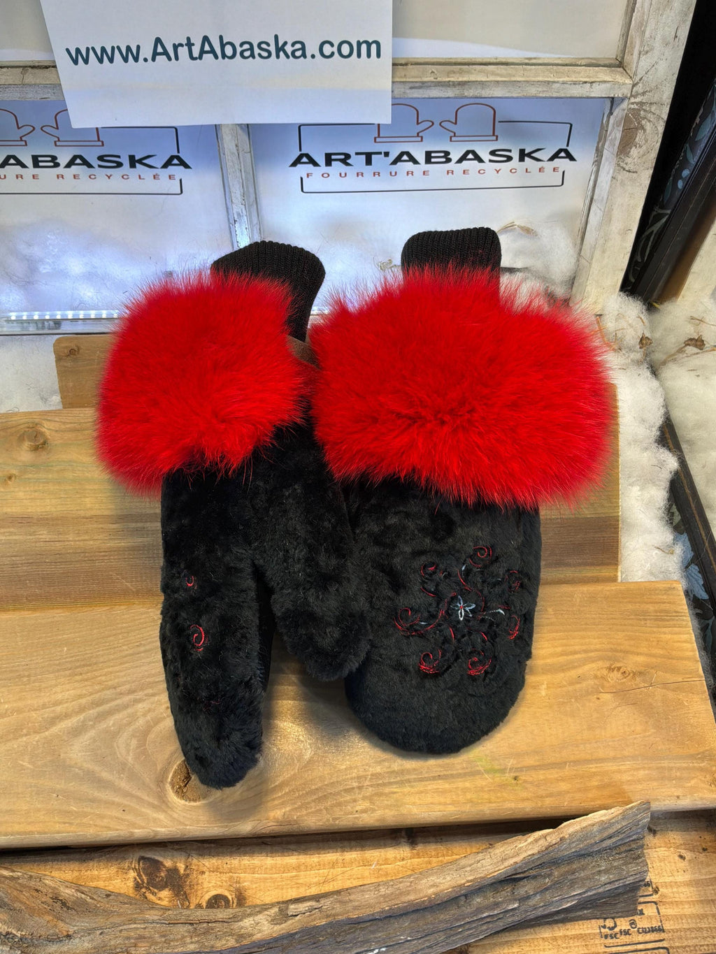 Mitaines de ville Médium Lise en fourrure recyclée – Faites à la main au Québec – Légères, élégantes, confort urbain – édition brodée