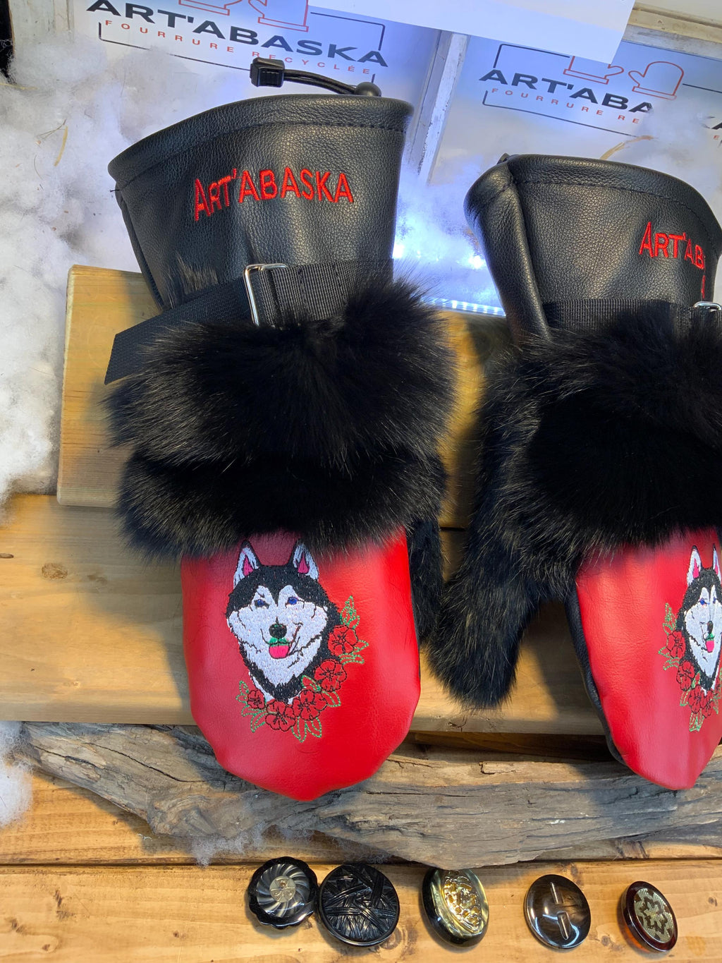 Mitaines Odette Large édition husky cuir rouge brodé tête de husky renard et lapin recyclés fait à la main Québec pièce unique