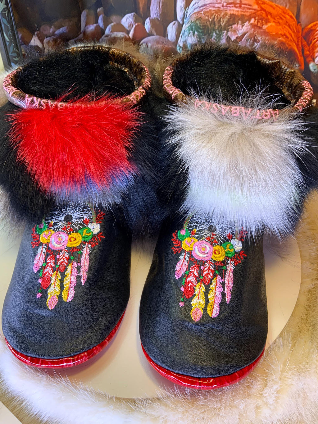Mocassins d’intérieur Lucie 8 femme, cuir italien noir brodé capteur de rêve multicolore, fourrure recyclée patchwork, faits à la main au Québec ✨🌈🖤