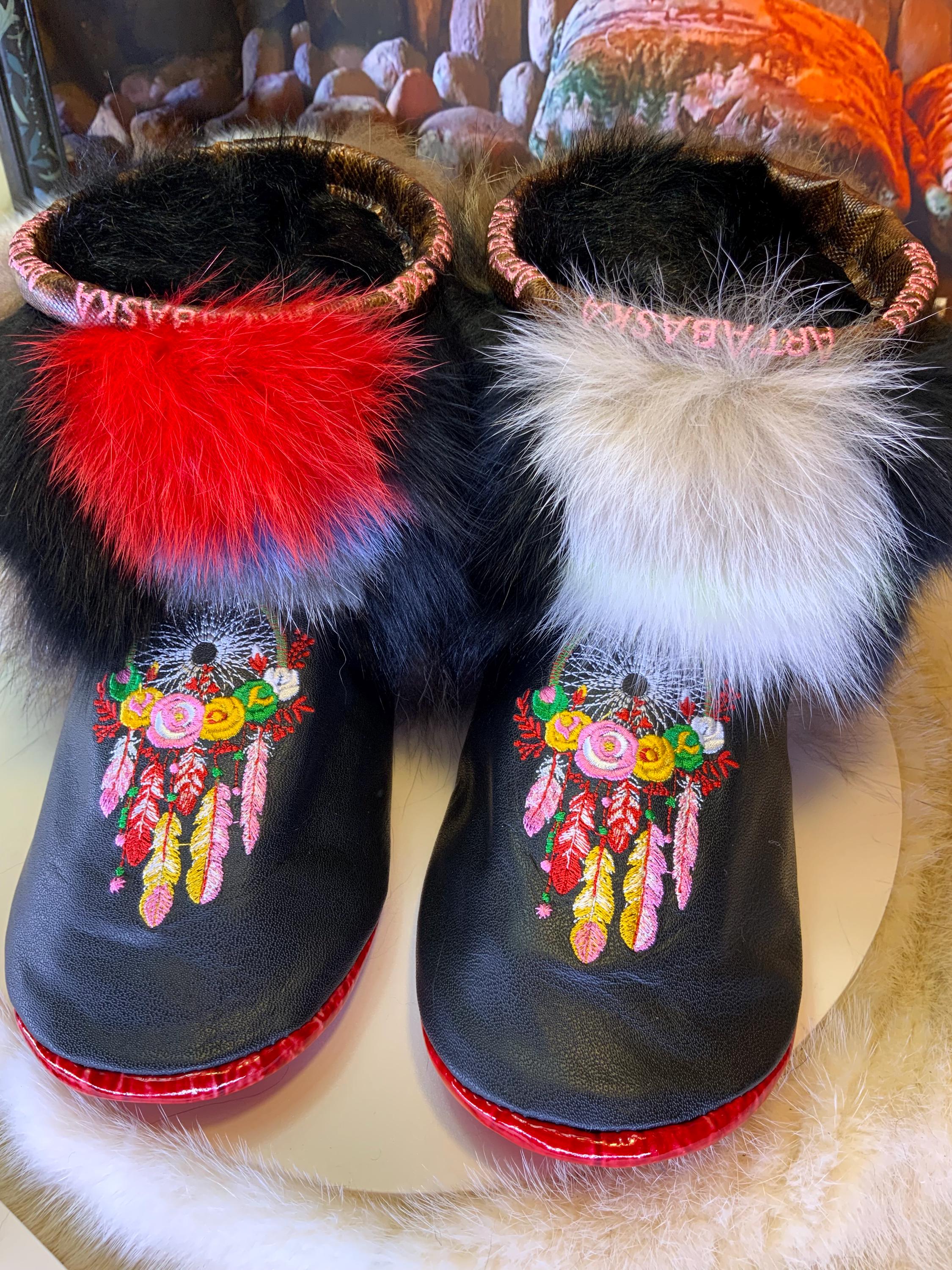Mocassins d’intérieur Lucie 8 femme, cuir italien noir brodé capteur de rêve multicolore, fourrure recyclée patchwork, faits à la main au Québec ✨🌈🖤