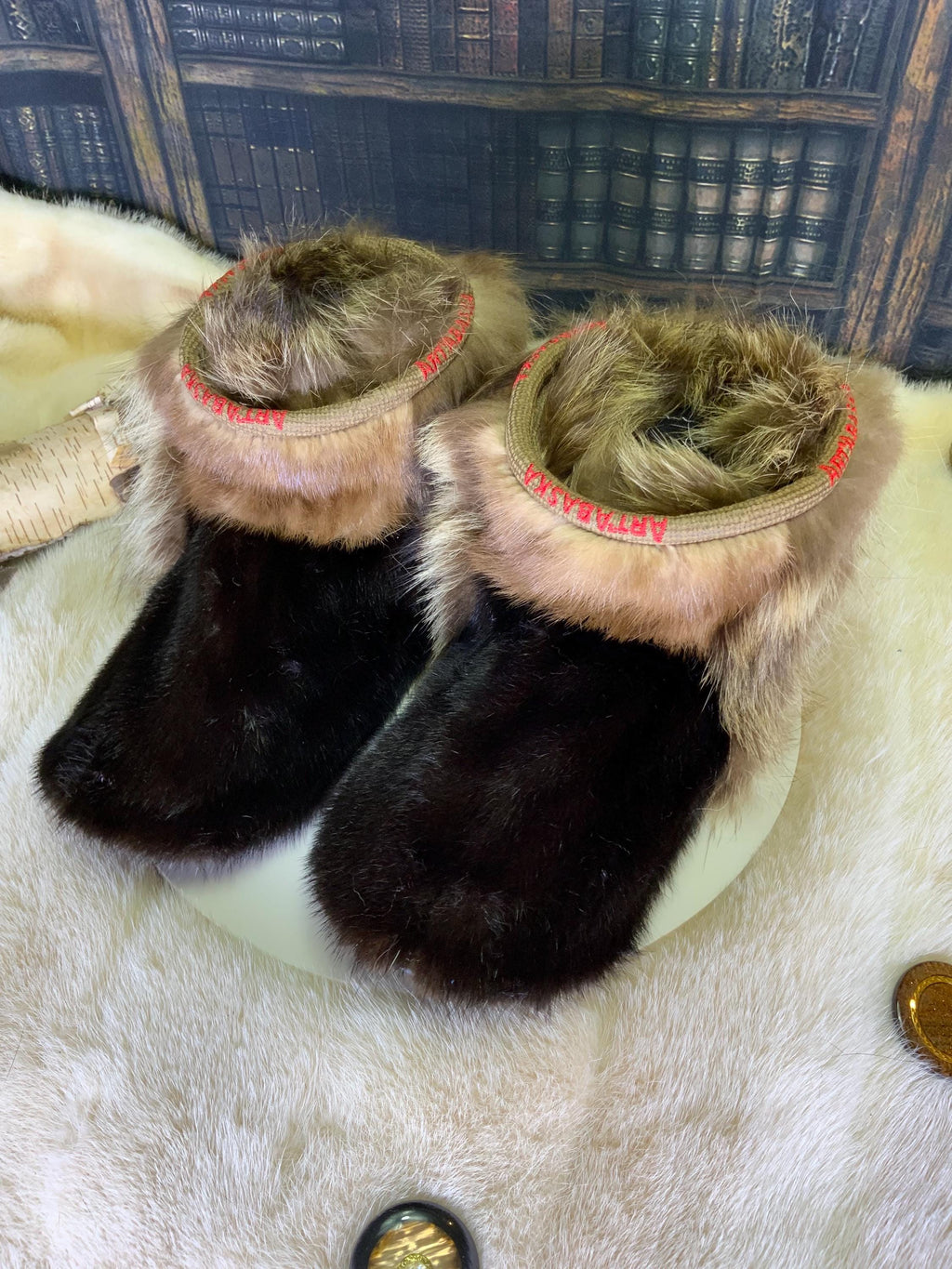 Mocassins d’intérieur Suzanne pour femme 8 en vison brun foncé recyclé, raton naturel recyclé et loutre recyclée – faits à la main au Québec, chauds, respirants, confort de luxe, pièce unique Art’Abaska 💕