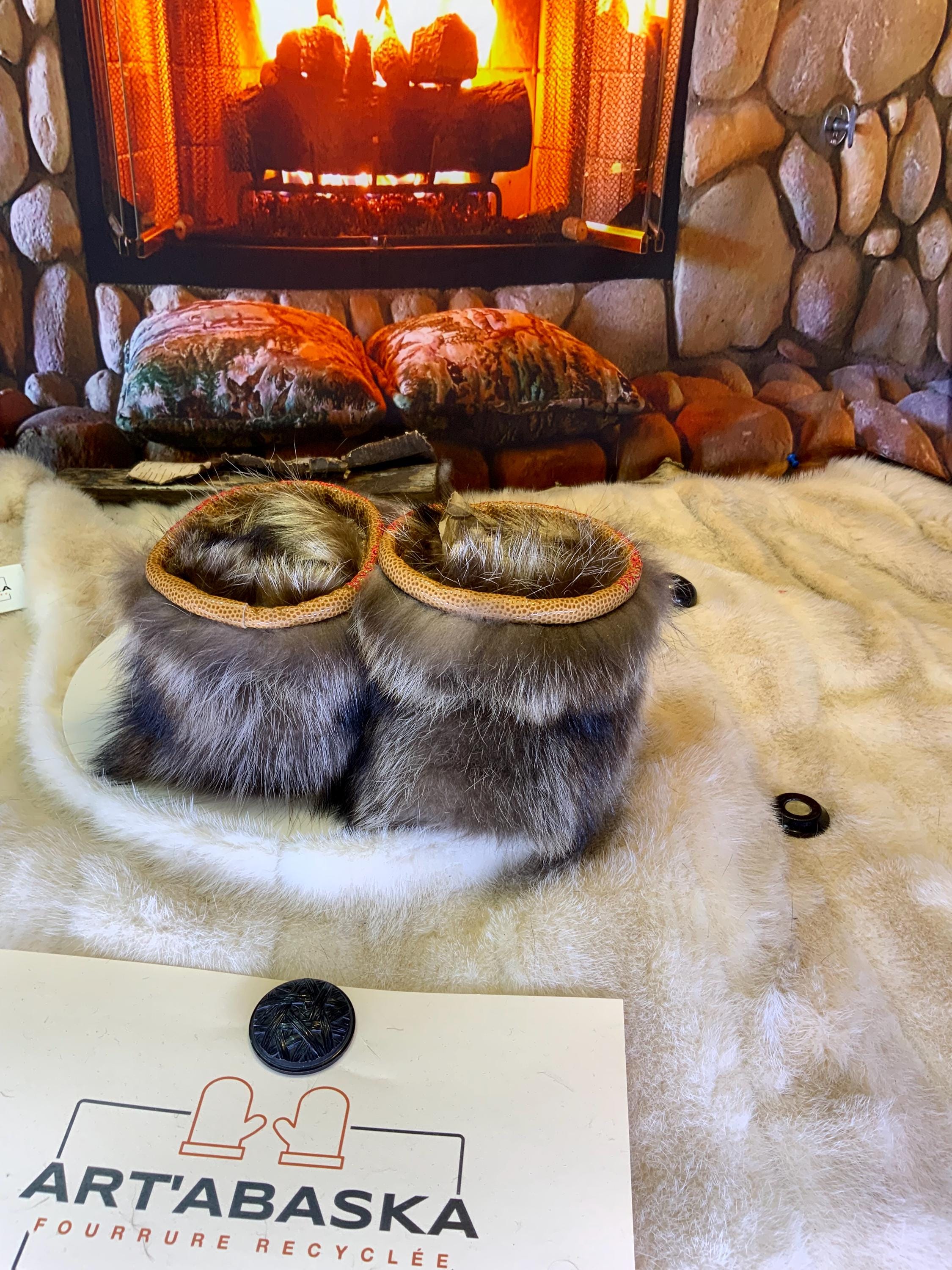 Mocassins d’intérieur Margot – 6 femme – cuir italien recyclé rouge vif brodé Mickey Mouse en miroir, édition artistique unique ✨❤️