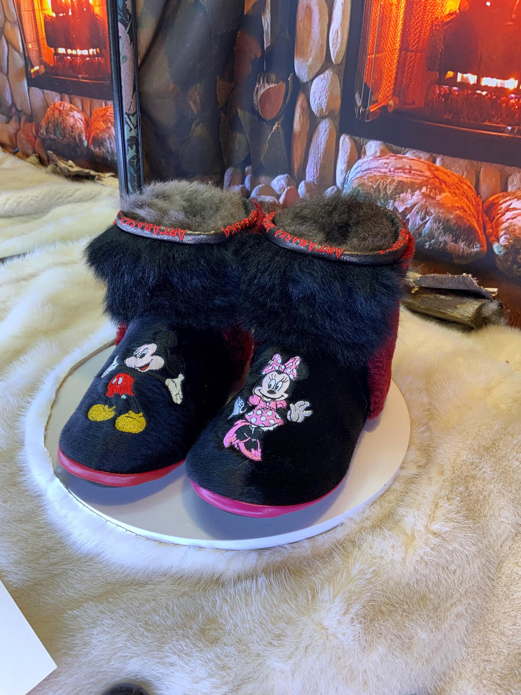 Mocassins d’intérieur Rachel 8 femme, Mickey & Minnie brodés, opossum recyclé, faits à la main au Québec 🎀🐭✨