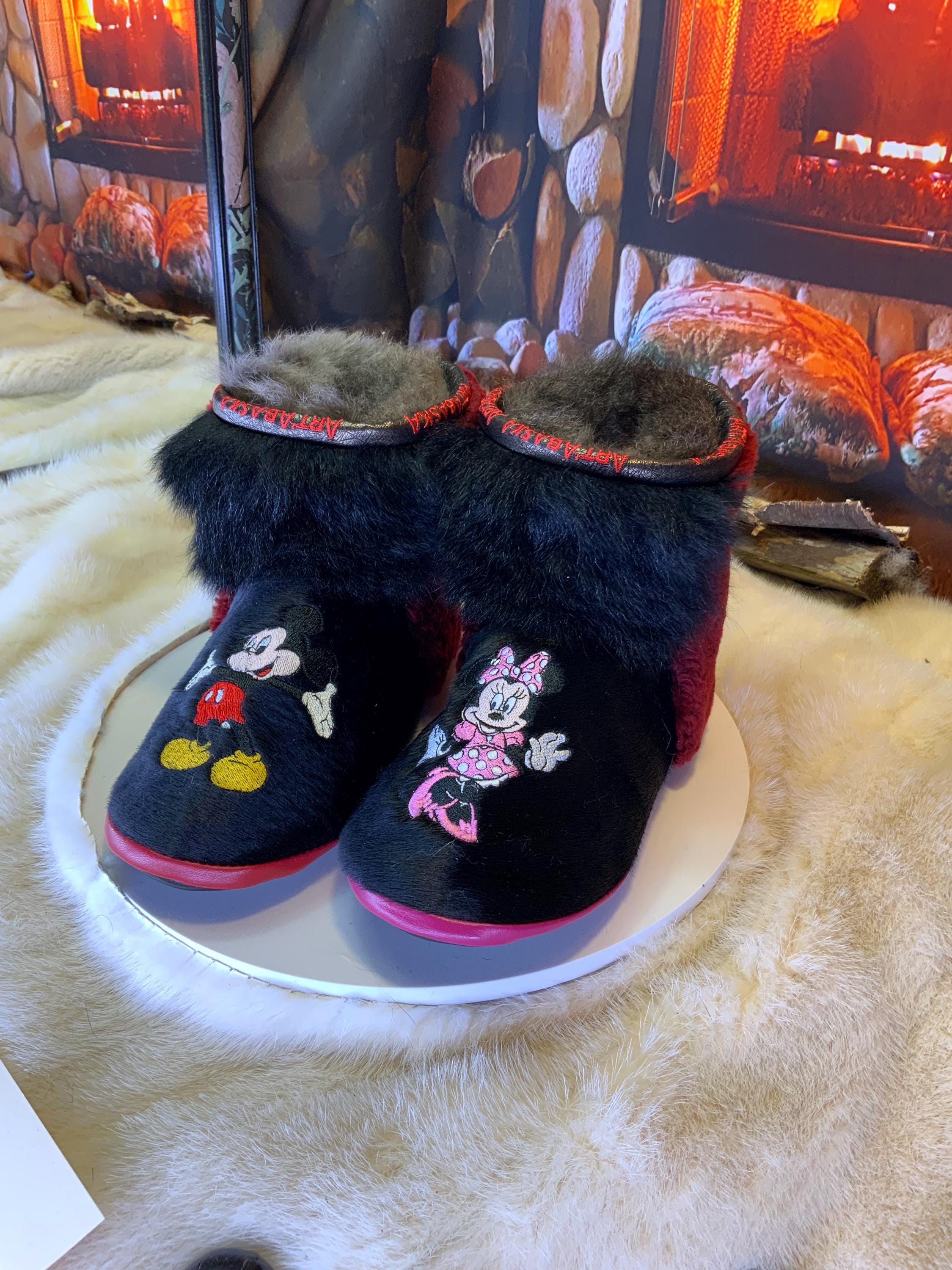 Mocassins d’intérieur Rachel 8 femme, Mickey & Minnie brodés, opossum recyclé, faits à la main au Québec 🎀🐭✨
