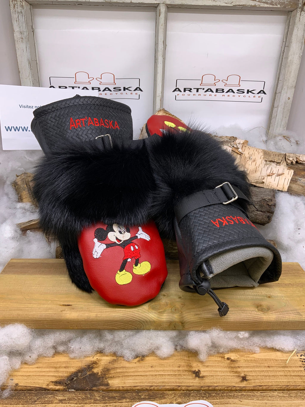 Mitaines Marcelle Large édition spéciale Mickey cuir rouge noir broderie ArtAbaska fourrure recyclée fait à la main Québec