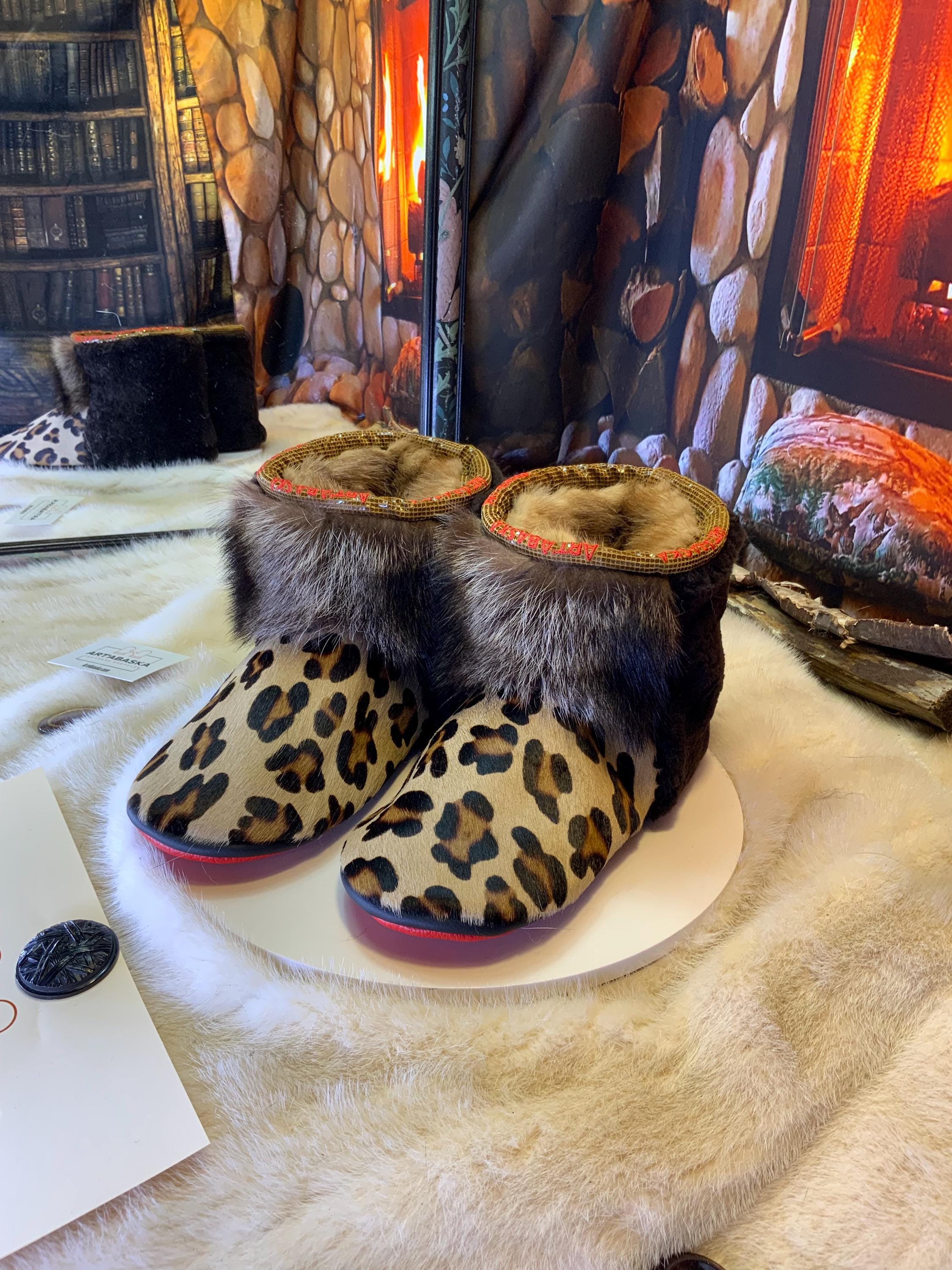 Mocassins d’intérieur Angelle – 9 femme – cuir de vache imprimé léopard, raton recyclé & mouton brun café, semelle rouge, faits à la main au Québec ✨🐆❤️