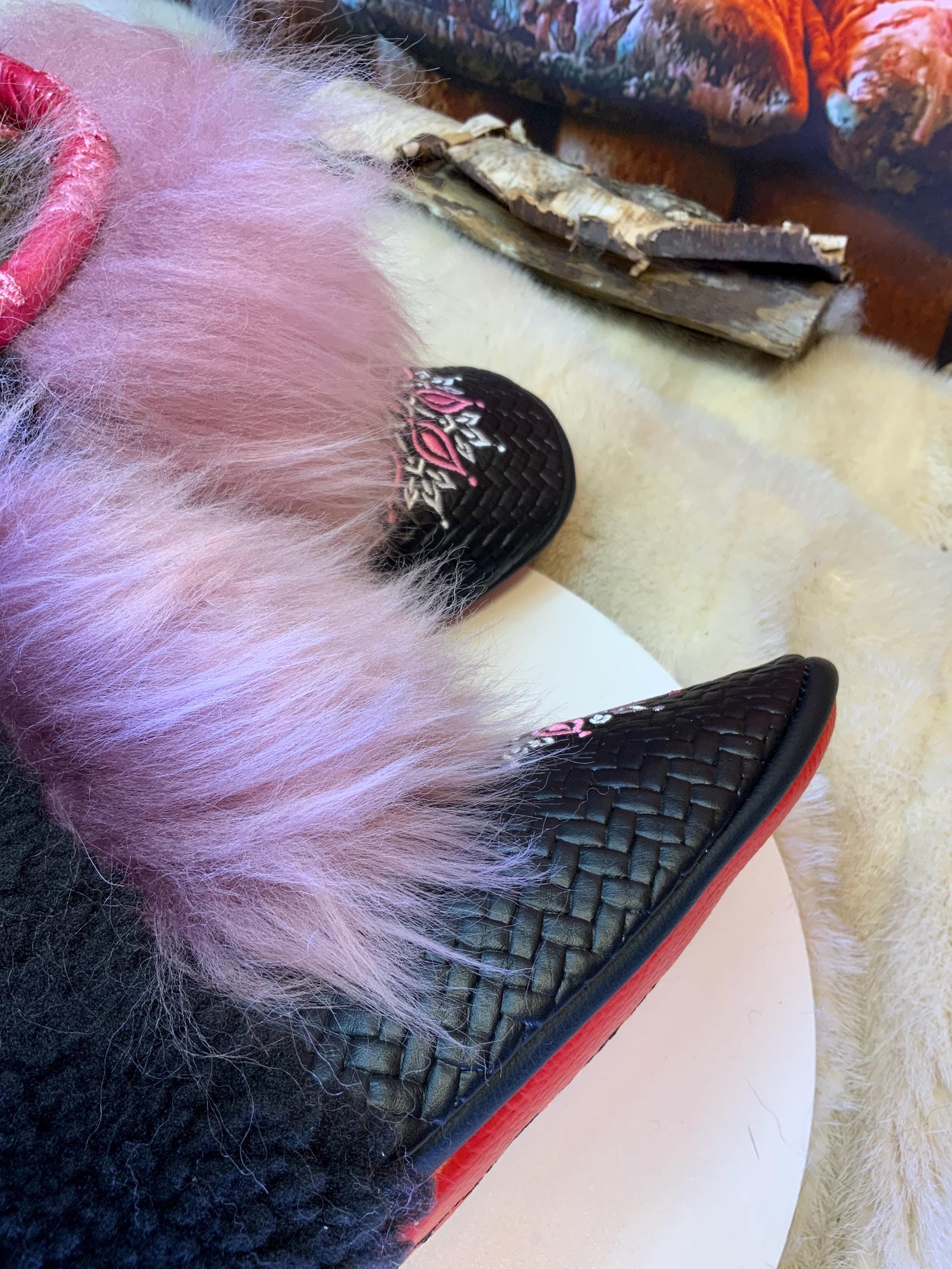 Mocassins d’intérieur Marcelle 9 femme, cuir italien chevron brodé mandala rose et blanc, faits à la main au Québec ✨🌸💕