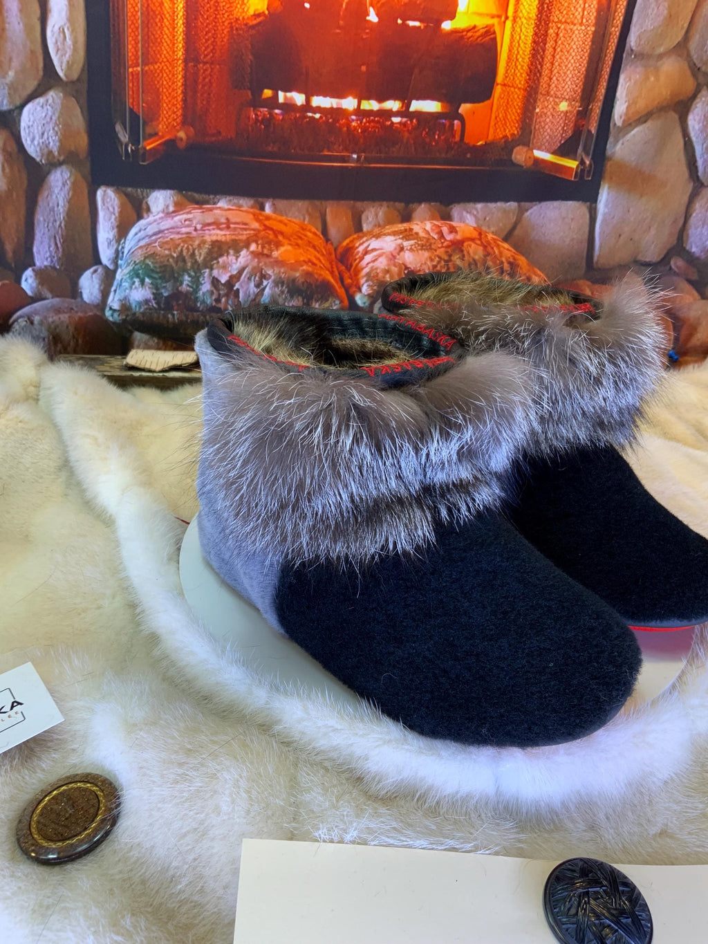 Mocassins d’intérieur Aline – 7 femme – édition toute fourrure en mouton noir, renard cristal & mouton gris recyclés, semelle rouge vif, faits à la main au Québec ✨🖤🤍❤️