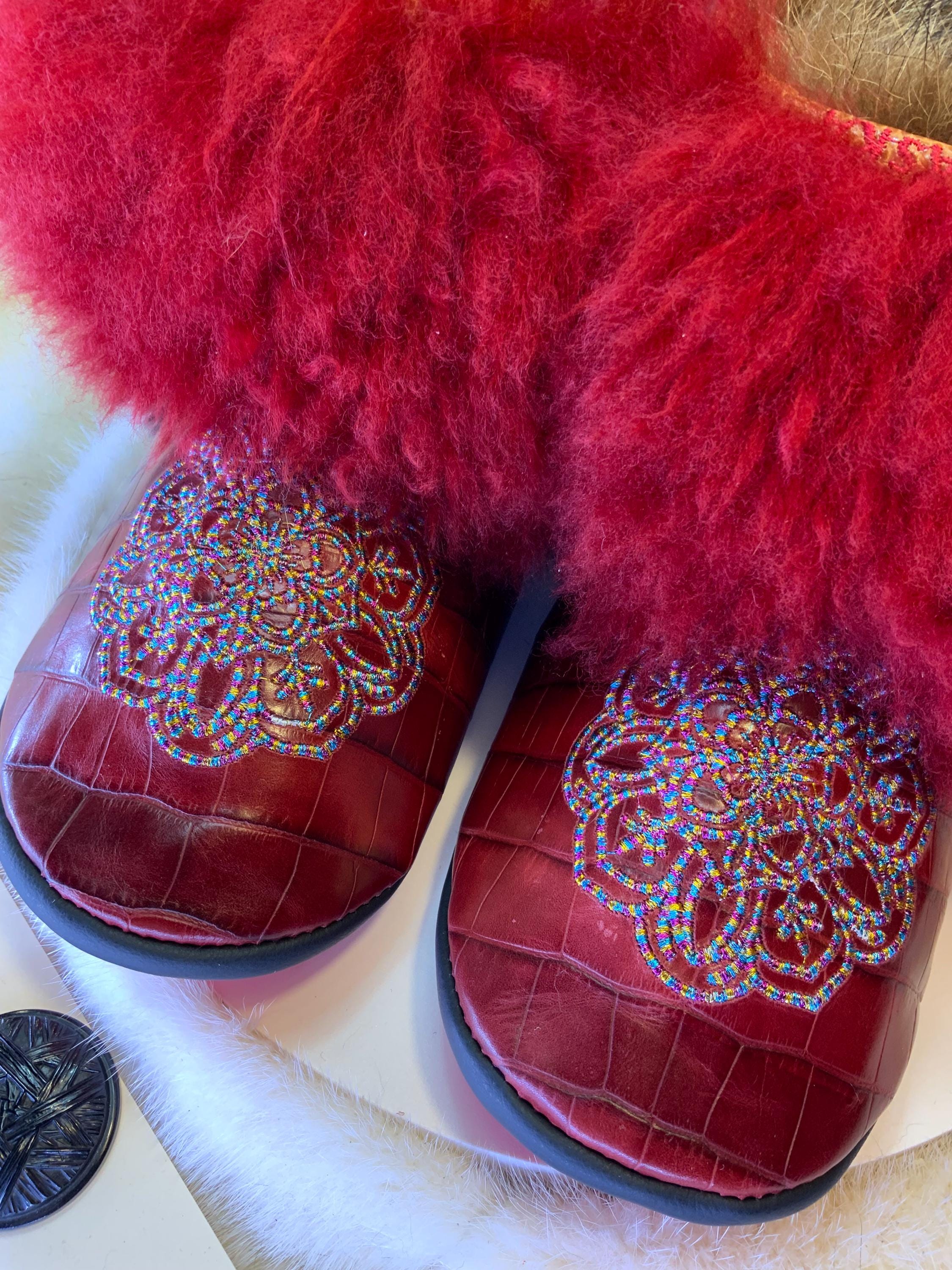 Mocassins d’intérieur Les Gemma – 9 femme – cuir crocodile bourgogne brodé mandala multicolore & mouton recyclé – Québec artisanal