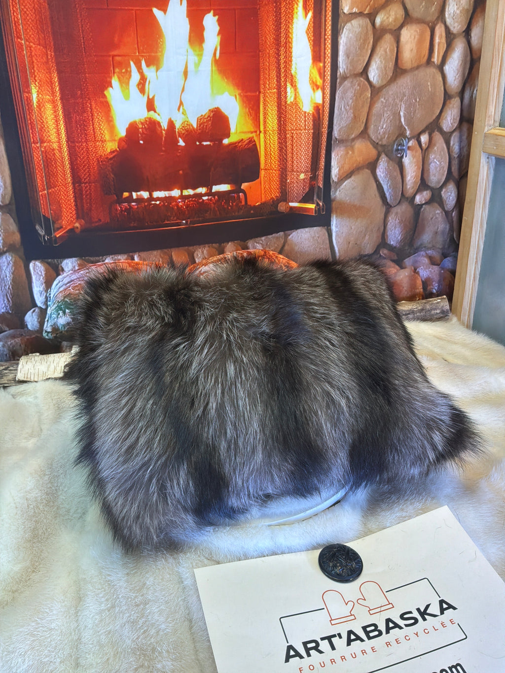 Coussin décoratif Hélène en fourrure recyclée de Chat Sauvage