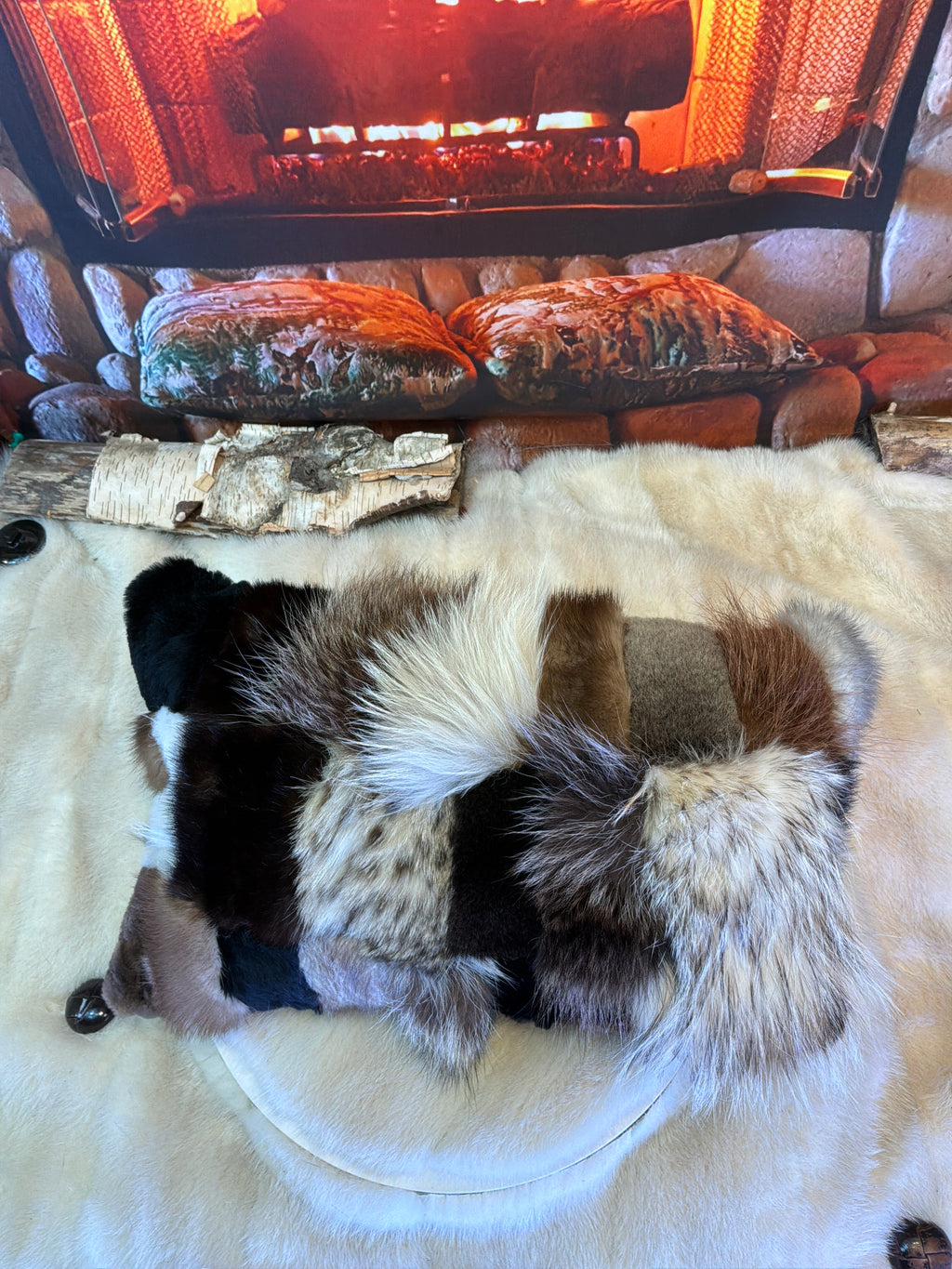 Coussin décoratif Gisèle en fourrure recyclée en petits morceaux tous cousus un à un patchwork