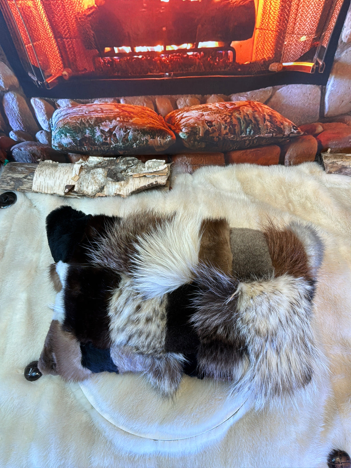 Coussin décoratif Gisèle en fourrure recyclée en petits morceaux tous cousus un à un patchwork