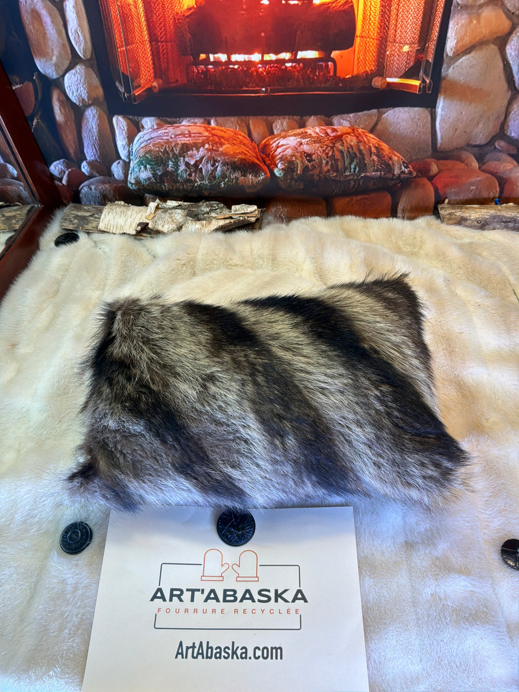 Coussin décoratif Johanne en fourrure recyclée de Chat Sauvage