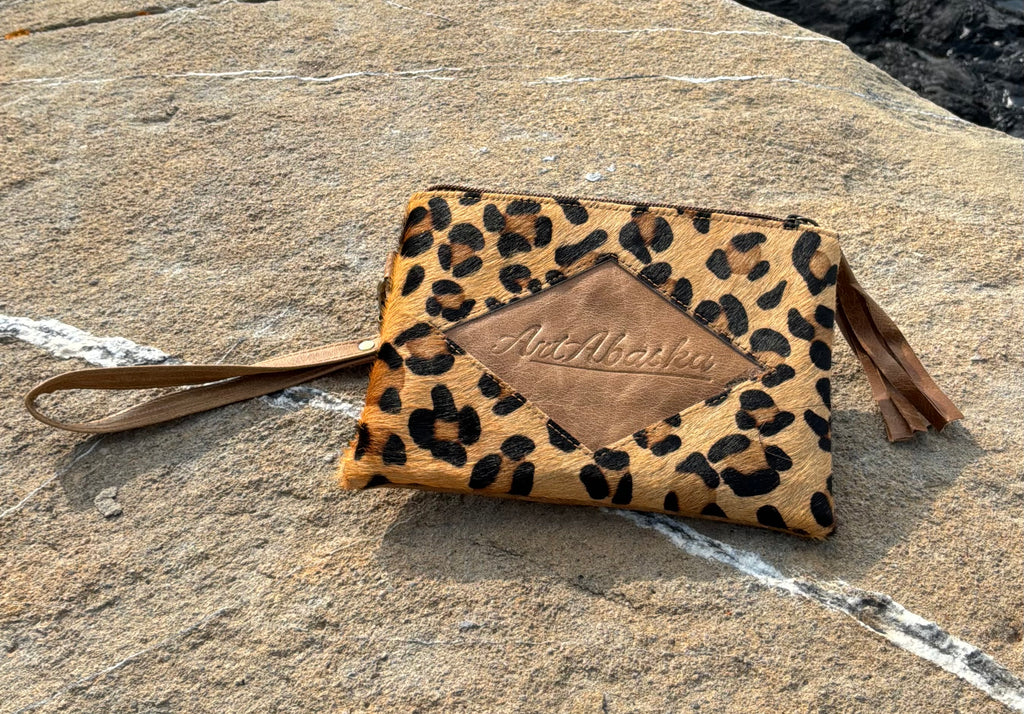 Pochette-portefeuille multifonction en fourrure de vache imprimée Léopard brun – ArtAbaska