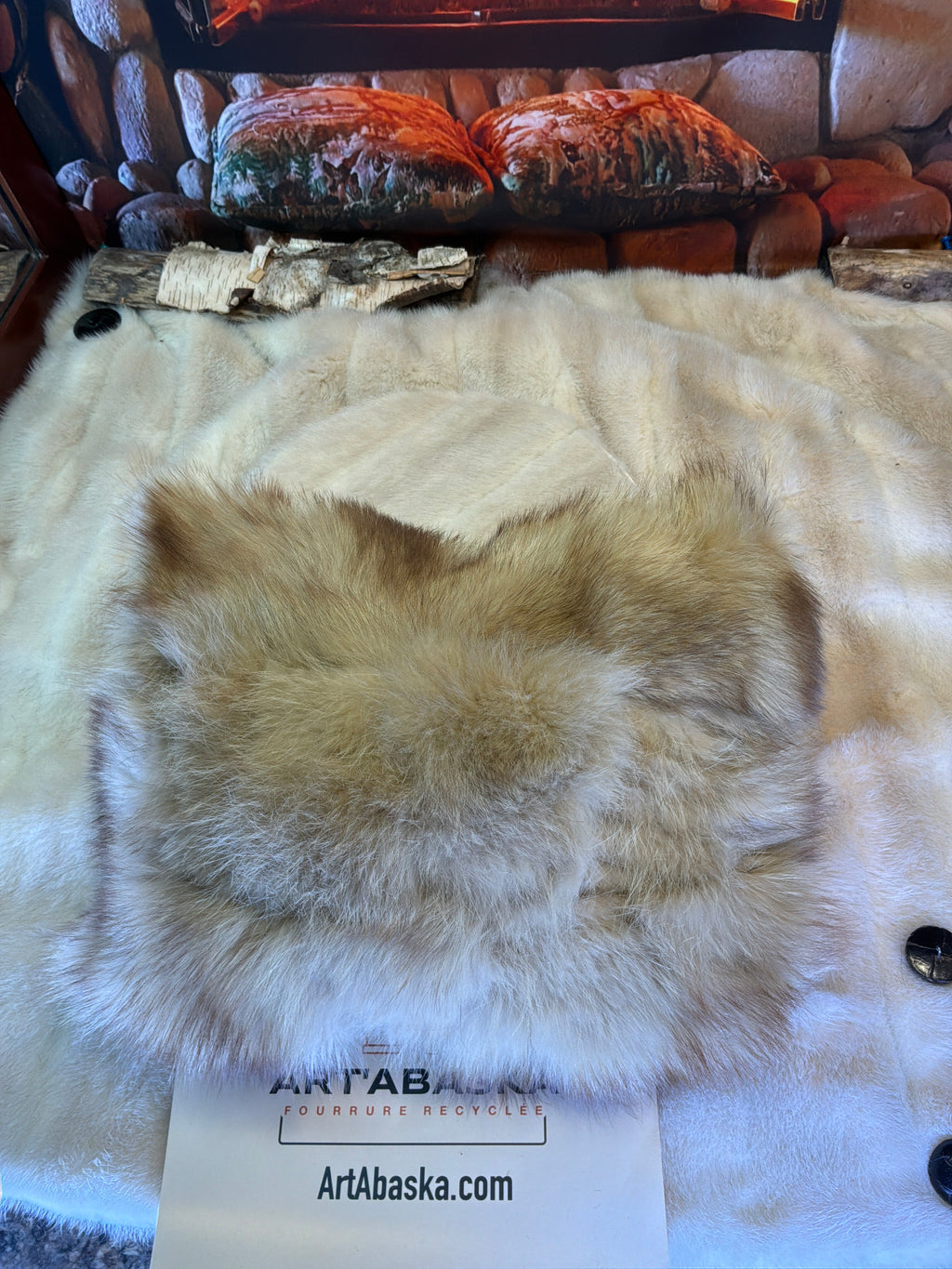 Coussin décoratif Ghyslaine en fourrure recyclée de Chat Sauvage Bleached