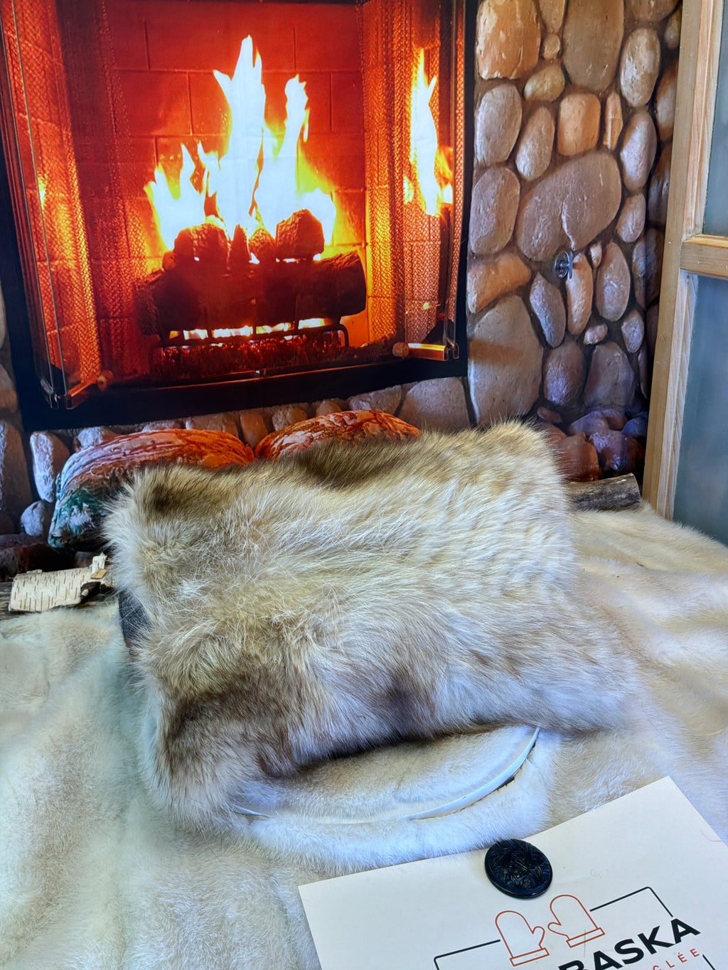 Coussin décoratif Sylvie en fourrure recyclée de Chat Sauvage bleached